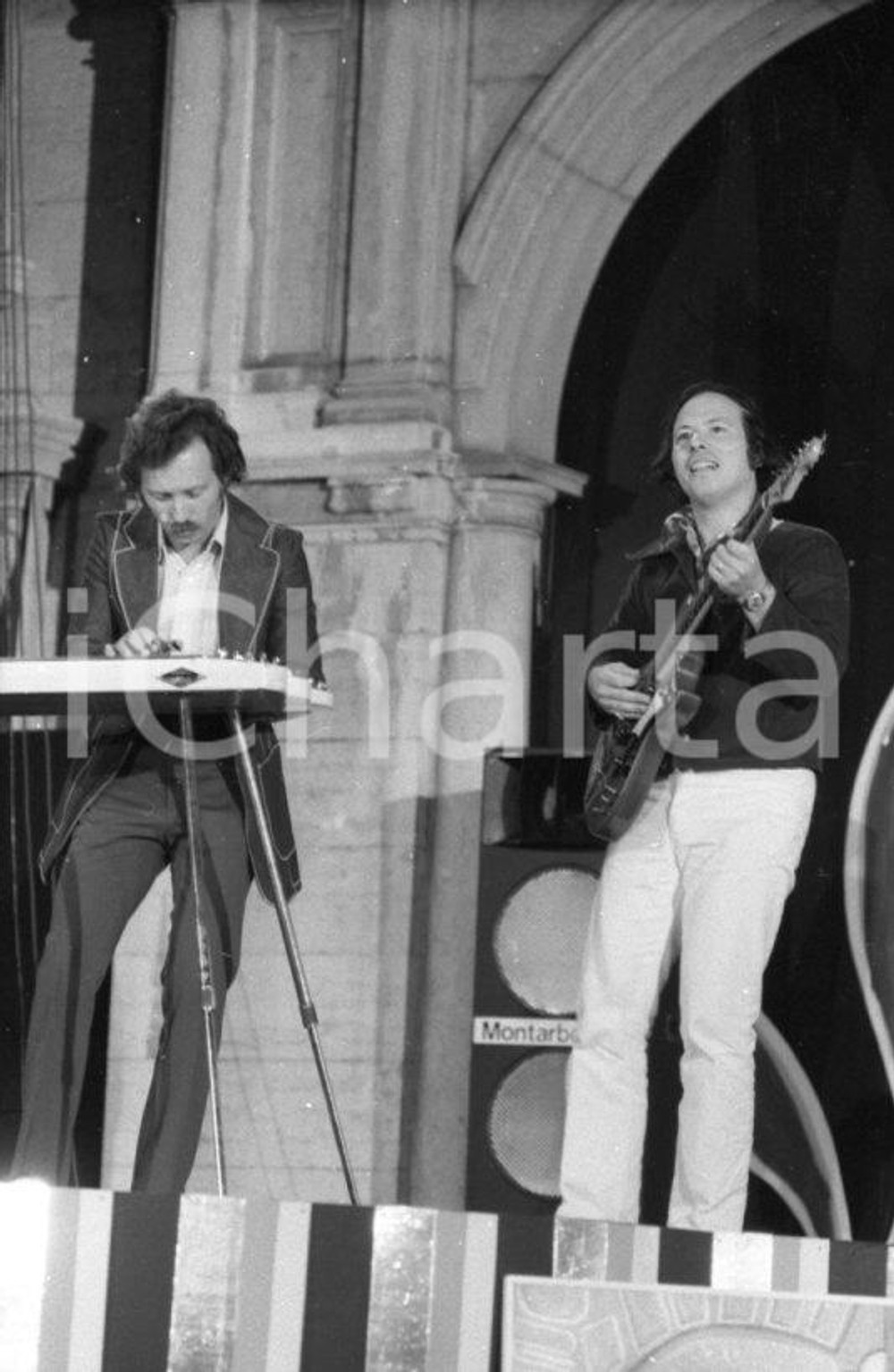 1970 ASIAGO Festivalbar SANTO & JOHNNY sul palco NEGATIVO ORIGINALE 3 Negativo originale in bianco e nero su pellicola.  E' SEVERAMENTE VIETATA LA RIPRODUZIONE.TUTTI I DIRITTI SONO RISERVATI.ICharta mette in vendita, sul negozio eBay e in esclusiva sul sito "icharta" il proprio archivio composto da numerose diapositive e negativi fotografici d'epoca, tutti originali e autentici.Si tratta di uno sguardo inedito sull'attualità, la politica, la vita quotidiana, il gossip e la cultura, che fotografa il cambiamento della nazione (e non solo) tra il 1890 ed il 1990 circa. Un'occasione unica per il mercato del collezionismo, che vede finalmente disponibile un archivio eccezionale per vastità, tematiche e condizioni, in un settore (il negativo fotografico e la diapositiva) di assoluta novità e dalle interessanti prospettive di investimento. CONDIZIONI:FAIR/discretoFORMATO: 35mm originale e autentica 1