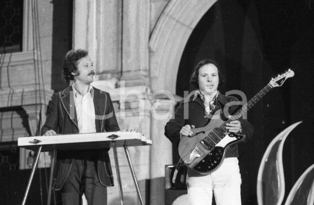 1970 ASIAGO Festivalbar SANTO & JOHNNY sul palco NEGATIVO ORIGINALE 1 Negativo originale in bianco e nero su pellicola.  E' SEVERAMENTE VIETATA LA RIPRODUZIONE.TUTTI I DIRITTI SONO RISERVATI.ICharta mette in vendita, sul negozio eBay e in esclusiva sul sito "icharta" il proprio archivio composto da numerose diapositive e negativi fotografici d'epoca, tutti originali e autentici.Si tratta di uno sguardo inedito sull'attualità, la politica, la vita quotidiana, il gossip e la cultura, che fotografa il cambiamento della nazione (e non solo) tra il 1890 ed il 1990 circa. Un'occasione unica per il mercato del collezionismo, che vede finalmente disponibile un archivio eccezionale per vastità, tematiche e condizioni, in un settore (il negativo fotografico e la diapositiva) di assoluta novità e dalle interessanti prospettive di investimento. CONDIZIONI:FAIR/discretoFORMATO: 35mm originale e autentica 1
