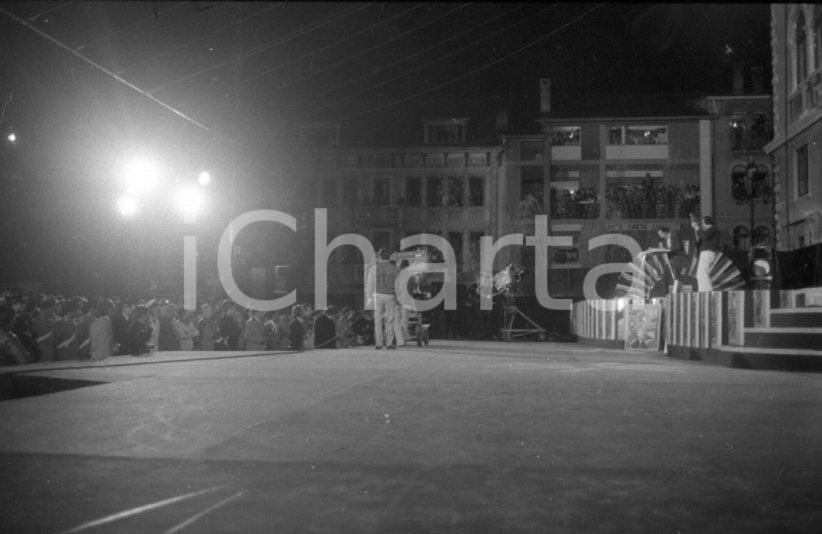 1970 ASIAGO Festivalbar SANTO & JOHNNY sul palco NEGATIVO ORIGINALE 4 Negativo originale in bianco e nero su pellicola.  E' SEVERAMENTE VIETATA LA RIPRODUZIONE.TUTTI I DIRITTI SONO RISERVATI.ICharta mette in vendita, sul negozio eBay e in esclusiva sul sito "icharta" il proprio archivio composto da numerose diapositive e negativi fotografici d'epoca, tutti originali e autentici.Si tratta di uno sguardo inedito sull'attualità, la politica, la vita quotidiana, il gossip e la cultura, che fotografa il cambiamento della nazione (e non solo) tra il 1890 ed il 1990 circa. Un'occasione unica per il mercato del collezionismo, che vede finalmente disponibile un archivio eccezionale per vastità, tematiche e condizioni, in un settore (il negativo fotografico e la diapositiva) di assoluta novità e dalle interessanti prospettive di investimento. CONDIZIONI:FAIR/discretoFORMATO: 35mm originale e autentica 1