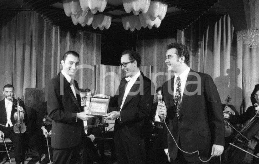 1970 ASIAGO Festivalbar SALVETTI premia i Solisti Veneti NEGATIVO ORIGINALE 1 Negativo originale in bianco e nero su pellicola.  E' SEVERAMENTE VIETATA LA RIPRODUZIONE.TUTTI I DIRITTI SONO RISERVATI.ICharta mette in vendita, sul negozio eBay e in esclusiva sul sito "icharta" il proprio archivio composto da numerose diapositive e negativi fotografici d'epoca, tutti originali e autentici.Si tratta di uno sguardo inedito sull'attualità, la politica, la vita quotidiana, il gossip e la cultura, che fotografa il cambiamento della nazione (e non solo) tra il 1890 ed il 1990 circa. Un'occasione unica per il mercato del collezionismo, che vede finalmente disponibile un archivio eccezionale per vastità, tematiche e condizioni, in un settore (il negativo fotografico e la diapositiva) di assoluta novità e dalle interessanti prospettive di investimento. CONDIZIONI:FAIR/discretoFORMATO: 35mm originale e autentica 1