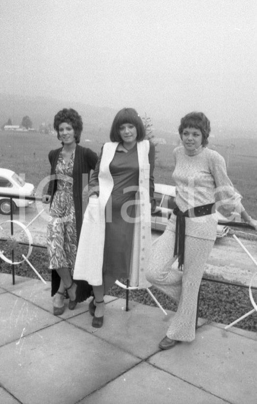 1970 ASIAGO Festivalbar ritratto delle "Voci Blu"  NEGATIVO ORIGINALE 1 Negativo originale in bianco e nero su pellicola.  E' SEVERAMENTE VIETATA LA RIPRODUZIONE.TUTTI I DIRITTI SONO RISERVATI.ICharta mette in vendita, sul negozio eBay e in esclusiva sul sito "icharta" il proprio archivio composto da numerose diapositive e negativi fotografici d'epoca, tutti originali e autentici.Si tratta di uno sguardo inedito sull'attualità, la politica, la vita quotidiana, il gossip e la cultura, che fotografa il cambiamento della nazione (e non solo) tra il 1890 ed il 1990 circa. Un'occasione unica per il mercato del collezionismo, che vede finalmente disponibile un archivio eccezionale per vastità, tematiche e condizioni, in un settore (il negativo fotografico e la diapositiva) di assoluta novità e dalle interessanti prospettive di investimento. CONDIZIONI:FAIR/discretoFORMATO: 35mm originale e autentica 1