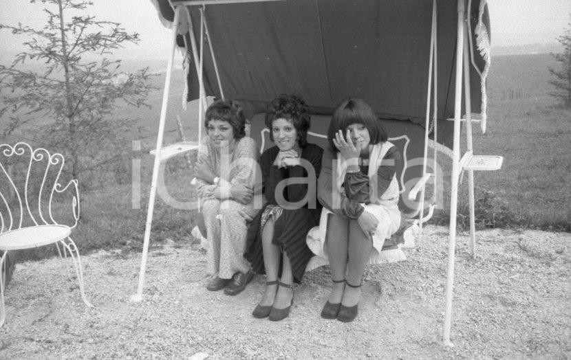 1970 ASIAGO Festivalbar ritratto delle "Voci Blu" ? NEGATIVO ORIGINALE 3 Negativo originale in bianco e nero su pellicola.  E' SEVERAMENTE VIETATA LA RIPRODUZIONE.TUTTI I DIRITTI SONO RISERVATI.ICharta mette in vendita, sul negozio eBay e in esclusiva sul sito "icharta" il proprio archivio composto da numerose diapositive e negativi fotografici d'epoca, tutti originali e autentici.Si tratta di uno sguardo inedito sull'attualità, la politica, la vita quotidiana, il gossip e la cultura, che fotografa il cambiamento della nazione (e non solo) tra il 1890 ed il 1990 circa. Un'occasione unica per il mercato del collezionismo, che vede finalmente disponibile un archivio eccezionale per vastità, tematiche e condizioni, in un settore (il negativo fotografico e la diapositiva) di assoluta novità e dalle interessanti prospettive di investimento. CONDIZIONI:FAIR/discretoFORMATO: 35mm originale e autentica 1