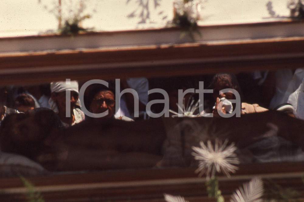 1960 VENEZUELA RELIGION by Arthur B. Rickerby (UNSIGNED) *35mm vintage slide (1) Diapositiva originale, in formato 35 mm.Per i diritti rivolgersi a ICharta.ICharta mette in vendita, sul negozio eBay e in esclusiva sul sito "icharta" il proprio archivio composto da numerose diapositive e negativi fotografici d'epoca, tutti originali e autentici.Si tratta di uno sguardo inedito sull'attualità, la politica, la vita quotidiana, il gossip e la cultura, che fotografa il cambiamento della nazione (e non solo) tra il 1890 ed il 1990 circa. Un'occasione unica per il mercato del collezionismo, che vede finalmente disponibile un archivio eccezionale per vastità, tematiche e condizioni, in un settore (il negativo fotografico e la diapositiva) di assoluta novità e dalle interessanti prospettive di investimento.  FAIR/discreto  FORMATO: 35mm originale e autentica 1