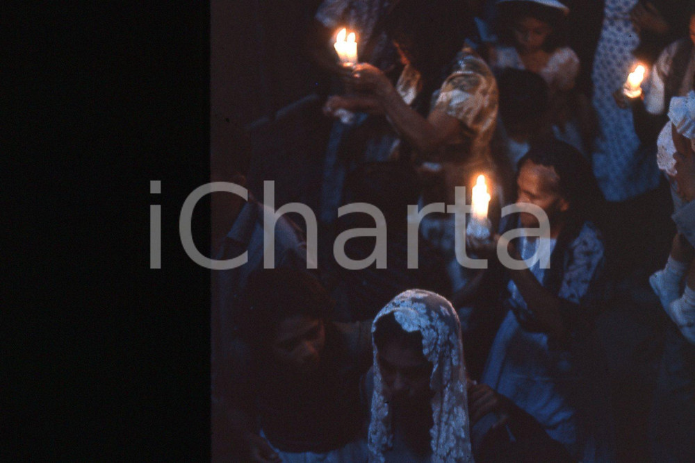 1960 VENEZUELA RELIGION by Arthur B. Rickerby (UNSIGNED) *35mm vintage slide (2) Diapositiva originale, in formato 35 mm.Per i diritti rivolgersi a ICharta.ICharta mette in vendita, sul negozio eBay e in esclusiva sul sito "icharta" il proprio archivio composto da numerose diapositive e negativi fotografici d'epoca, tutti originali e autentici.Si tratta di uno sguardo inedito sull'attualità, la politica, la vita quotidiana, il gossip e la cultura, che fotografa il cambiamento della nazione (e non solo) tra il 1890 ed il 1990 circa. Un'occasione unica per il mercato del collezionismo, che vede finalmente disponibile un archivio eccezionale per vastità, tematiche e condizioni, in un settore (il negativo fotografico e la diapositiva) di assoluta novità e dalle interessanti prospettive di investimento.  FAIR/discreto  FORMATO: 35mm originale e autentica 1