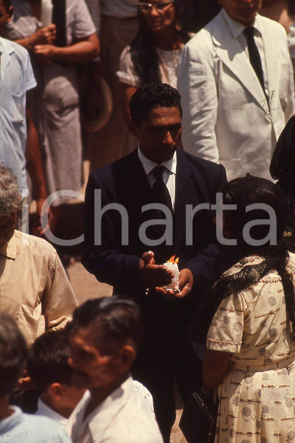 1960 VENEZUELA RELIGION by Arthur B. Rickerby (UNSIGNED) 35mm vintage slide (5) Diapositiva originale, in formato 35 mm.Per i diritti rivolgersi a ICharta.ICharta mette in vendita, sul negozio eBay e in esclusiva sul sito "icharta" il proprio archivio composto da numerose diapositive e negativi fotografici d'epoca, tutti originali e autentici.Si tratta di uno sguardo inedito sull'attualità, la politica, la vita quotidiana, il gossip e la cultura, che fotografa il cambiamento della nazione (e non solo) tra il 1890 ed il 1990 circa. Un'occasione unica per il mercato del collezionismo, che vede finalmente disponibile un archivio eccezionale per vastità, tematiche e condizioni, in un settore (il negativo fotografico e la diapositiva) di assoluta novità e dalle interessanti prospettive di investimento.  FAIR/discreto  FORMATO: 35mm originale e autentica 1