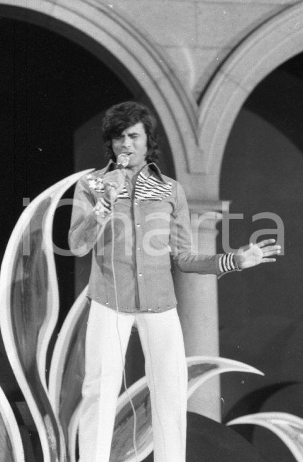 1970 ASIAGO Festivalbar LITTLE TONY in Cuore ballerino NEGATIVO ORIGINALE Negativo originale in bianco e nero su pellicola.  E' SEVERAMENTE VIETATA LA RIPRODUZIONE.TUTTI I DIRITTI SONO RISERVATI.ICharta mette in vendita, sul negozio eBay e in esclusiva sul sito "icharta" il proprio archivio composto da numerose diapositive e negativi fotografici d'epoca, tutti originali e autentici.Si tratta di uno sguardo inedito sull'attualità, la politica, la vita quotidiana, il gossip e la cultura, che fotografa il cambiamento della nazione (e non solo) tra il 1890 ed il 1990 circa. Un'occasione unica per il mercato del collezionismo, che vede finalmente disponibile un archivio eccezionale per vastità, tematiche e condizioni, in un settore (il negativo fotografico e la diapositiva) di assoluta novità e dalle interessanti prospettive di investimento. CONDIZIONI:FAIR/discretoFORMATO: 35mm originale e autentica 1