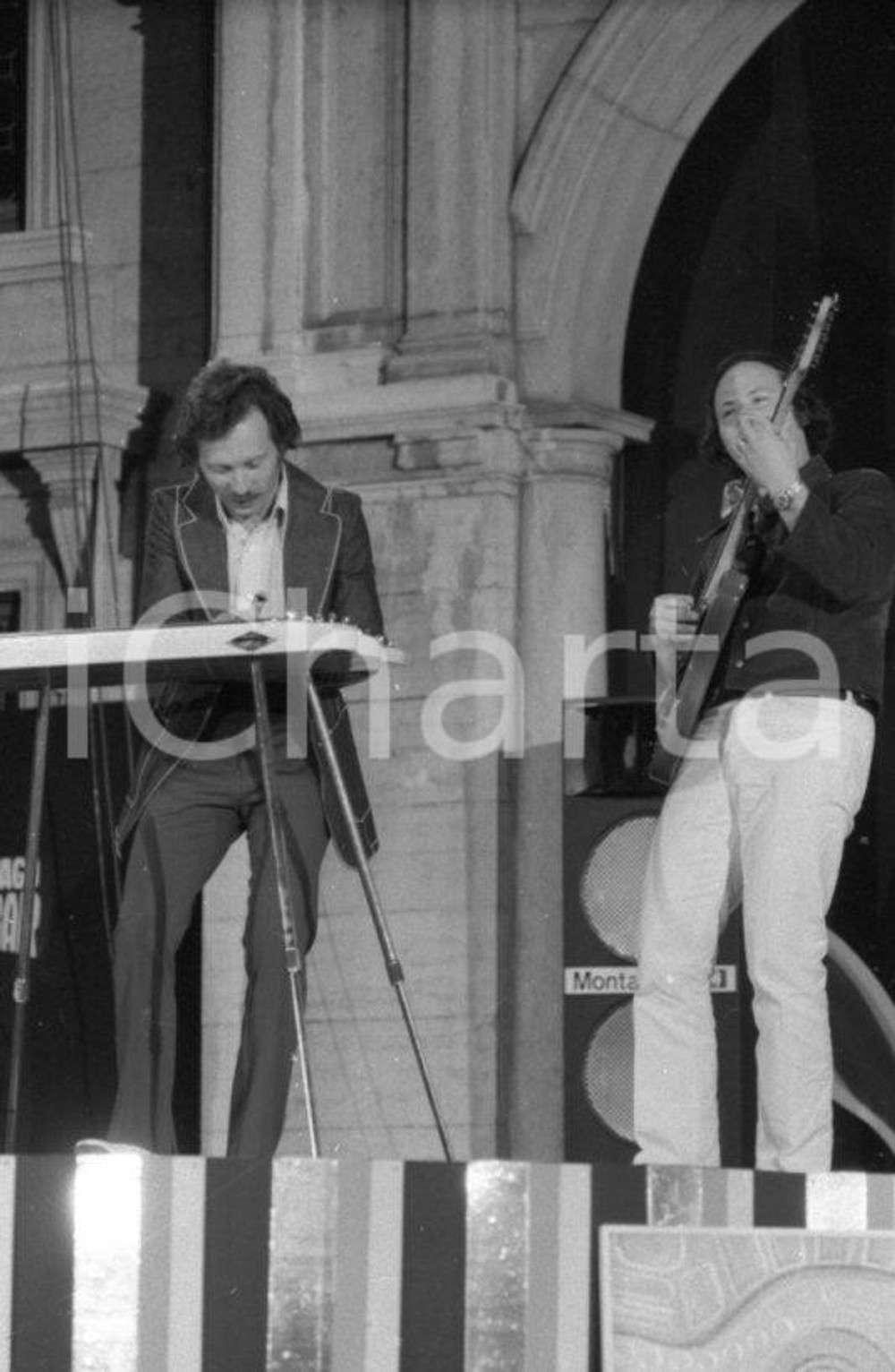 1970 ASIAGO Festivalbar SANTO & JOHNNY sul palco NEGATIVO ORIGINALE 2 Negativo originale in bianco e nero su pellicola.  E' SEVERAMENTE VIETATA LA RIPRODUZIONE.TUTTI I DIRITTI SONO RISERVATI.ICharta mette in vendita, sul negozio eBay e in esclusiva sul sito "icharta" il proprio archivio composto da numerose diapositive e negativi fotografici d'epoca, tutti originali e autentici.Si tratta di uno sguardo inedito sull'attualità, la politica, la vita quotidiana, il gossip e la cultura, che fotografa il cambiamento della nazione (e non solo) tra il 1890 ed il 1990 circa. Un'occasione unica per il mercato del collezionismo, che vede finalmente disponibile un archivio eccezionale per vastità, tematiche e condizioni, in un settore (il negativo fotografico e la diapositiva) di assoluta novità e dalle interessanti prospettive di investimento. CONDIZIONI:FAIR/discretoFORMATO: 35mm originale e autentica 1