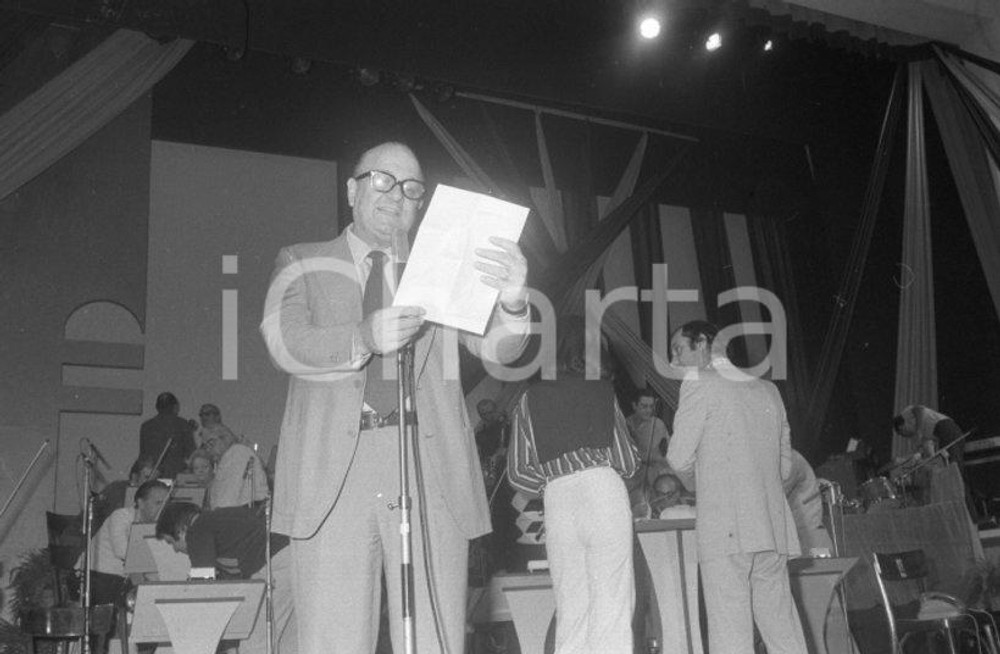1974 VENEZIA Mostra musica leggera Gianni RAVERA alle prove NEGATIVO ORIGINALE Negativo originale in bianco e nero su pellicola.  E' SEVERAMENTE VIETATA LA RIPRODUZIONE.TUTTI I DIRITTI SONO RISERVATI.ICharta mette in vendita, sul negozio eBay e in esclusiva sul sito "icharta" il proprio archivio composto da numerose diapositive e negativi fotografici d'epoca, tutti originali e autentici.Si tratta di uno sguardo inedito sull'attualità, la politica, la vita quotidiana, il gossip e la cultura, che fotografa il cambiamento della nazione (e non solo) tra il 1890 ed il 1990 circa. Un'occasione unica per il mercato del collezionismo, che vede finalmente disponibile un archivio eccezionale per vastità, tematiche e condizioni, in un settore (il negativo fotografico e la diapositiva) di assoluta novità e dalle interessanti prospettive di investimento. CONDIZIONI:FAIR/discretoFORMATO: 35mm originale e autentica 1
