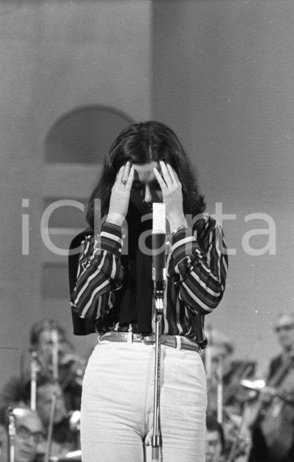 1974 VENEZIA Mostra musica leggera Gigliola CINQUETTI alle prove NEGATIVO ORIG 7 Negativo originale in bianco e nero su pellicola.  E' SEVERAMENTE VIETATA LA RIPRODUZIONE.TUTTI I DIRITTI SONO RISERVATI.ICharta mette in vendita, sul negozio eBay e in esclusiva sul sito "icharta" il proprio archivio composto da numerose diapositive e negativi fotografici d'epoca, tutti originali e autentici.Si tratta di uno sguardo inedito sull'attualità, la politica, la vita quotidiana, il gossip e la cultura, che fotografa il cambiamento della nazione (e non solo) tra il 1890 ed il 1990 circa. Un'occasione unica per il mercato del collezionismo, che vede finalmente disponibile un archivio eccezionale per vastità, tematiche e condizioni, in un settore (il negativo fotografico e la diapositiva) di assoluta novità e dalle interessanti prospettive di investimento. CONDIZIONI:FAIR/discretoFORMATO: 35mm originale e autentica 1