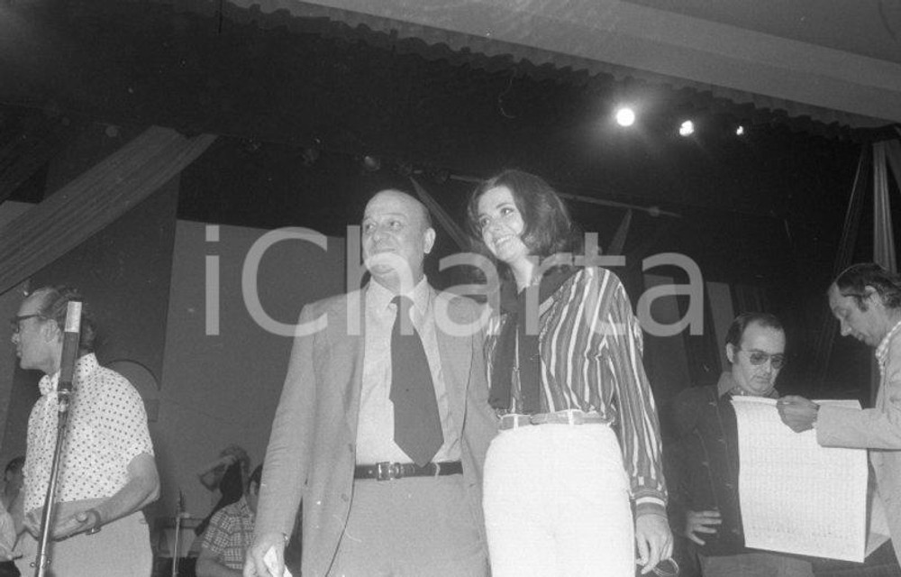 1974 VENEZIA Mostra musica leggera Gigliola CINQUETTI e RAVERA NEGATIVO ORIG. 1 Negativo originale in bianco e nero su pellicola.  E' SEVERAMENTE VIETATA LA RIPRODUZIONE.TUTTI I DIRITTI SONO RISERVATI.ICharta mette in vendita, sul negozio eBay e in esclusiva sul sito "icharta" il proprio archivio composto da numerose diapositive e negativi fotografici d'epoca, tutti originali e autentici.Si tratta di uno sguardo inedito sull'attualità, la politica, la vita quotidiana, il gossip e la cultura, che fotografa il cambiamento della nazione (e non solo) tra il 1890 ed il 1990 circa. Un'occasione unica per il mercato del collezionismo, che vede finalmente disponibile un archivio eccezionale per vastità, tematiche e condizioni, in un settore (il negativo fotografico e la diapositiva) di assoluta novità e dalle interessanti prospettive di investimento. CONDIZIONI:FAIR/discretoFORMATO: 35mm originale e autentica 1