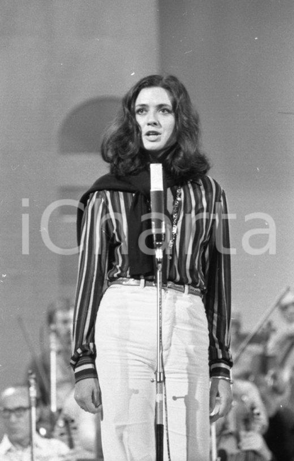 1974 VENEZIA Mostra musica leggera Gigliola CINQUETTI alle prove NEGATIVO ORIG 9 Negativo originale in bianco e nero su pellicola.  E' SEVERAMENTE VIETATA LA RIPRODUZIONE.TUTTI I DIRITTI SONO RISERVATI.ICharta mette in vendita, sul negozio eBay e in esclusiva sul sito "icharta" il proprio archivio composto da numerose diapositive e negativi fotografici d'epoca, tutti originali e autentici.Si tratta di uno sguardo inedito sull'attualità, la politica, la vita quotidiana, il gossip e la cultura, che fotografa il cambiamento della nazione (e non solo) tra il 1890 ed il 1990 circa. Un'occasione unica per il mercato del collezionismo, che vede finalmente disponibile un archivio eccezionale per vastità, tematiche e condizioni, in un settore (il negativo fotografico e la diapositiva) di assoluta novità e dalle interessanti prospettive di investimento. CONDIZIONI:FAIR/discretoFORMATO: 35mm originale e autentica 1