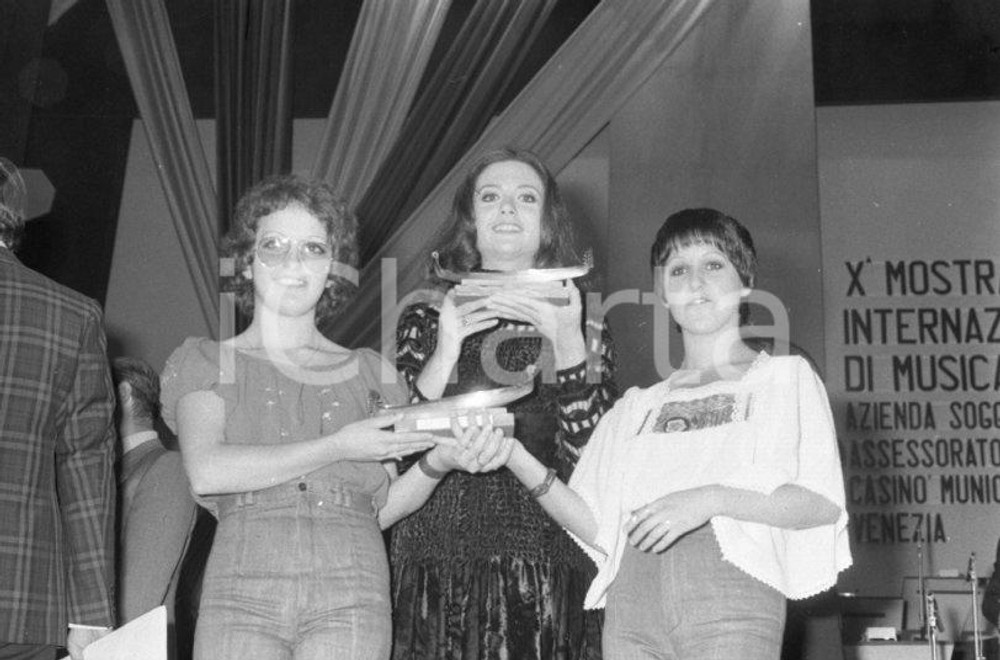 1974 VENEZIA Gigliola CINQUETTI Gloria e Denise CALORE NEGATIVO ORIGINALE Negativo originale in bianco e nero su pellicola.  E' SEVERAMENTE VIETATA LA RIPRODUZIONE.TUTTI I DIRITTI SONO RISERVATI.ICharta mette in vendita, sul negozio eBay e in esclusiva sul sito "icharta" il proprio archivio composto da numerose diapositive e negativi fotografici d'epoca, tutti originali e autentici.Si tratta di uno sguardo inedito sull'attualità, la politica, la vita quotidiana, il gossip e la cultura, che fotografa il cambiamento della nazione (e non solo) tra il 1890 ed il 1990 circa. Un'occasione unica per il mercato del collezionismo, che vede finalmente disponibile un archivio eccezionale per vastità, tematiche e condizioni, in un settore (il negativo fotografico e la diapositiva) di assoluta novità e dalle interessanti prospettive di investimento. CONDIZIONI:FAIR/discretoFORMATO: 35mm originale e autentica 1