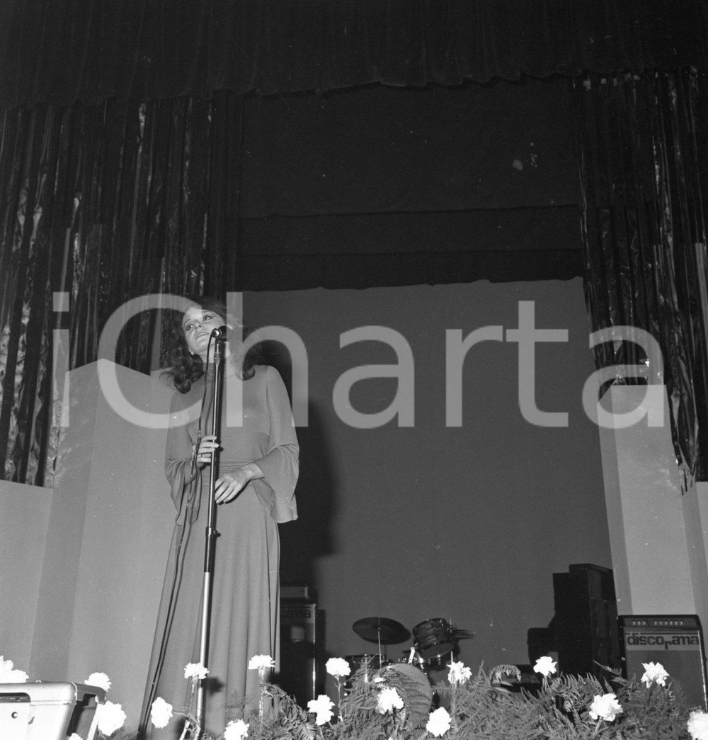 1970 BARI Caravella dei successi Paola MUSIANI sul palco NEGATIVO ORIGINALE 1 Negativo originale in bianco e nero su pellicola.  E' SEVERAMENTE VIETATA LA RIPRODUZIONE.TUTTI I DIRITTI SONO RISERVATI.ICharta mette in vendita, sul negozio eBay e in esclusiva sul sito "icharta" il proprio archivio composto da numerose diapositive e negativi fotografici d'epoca, tutti originali e autentici.Si tratta di uno sguardo inedito sull'attualità, la politica, la vita quotidiana, il gossip e la cultura, che fotografa il cambiamento della nazione (e non solo) tra il 1890 ed il 1990 circa. Un'occasione unica per il mercato del collezionismo, che vede finalmente disponibile un archivio eccezionale per vastità, tematiche e condizioni, in un settore (il negativo fotografico e la diapositiva) di assoluta novità e dalle interessanti prospettive di investimento. CONDIZIONI:FAIR/discretoFORMATO: cm 6 x 6 originale e autentica 1