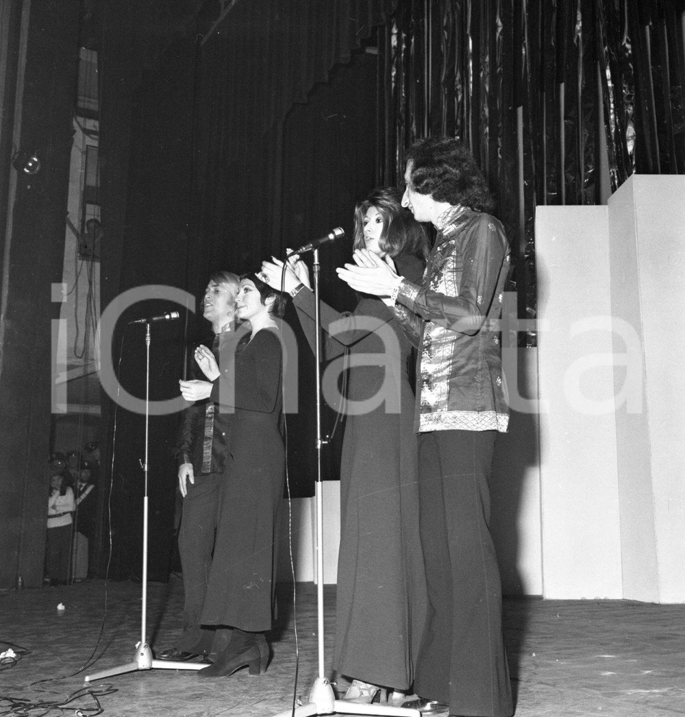 1970 BARI Caravella dei successi RICCHI E POVERI sul palco NEGATIVO ORIGINALE Negativo originale in bianco e nero su pellicola.  E' SEVERAMENTE VIETATA LA RIPRODUZIONE.TUTTI I DIRITTI SONO RISERVATI.ICharta mette in vendita, sul negozio eBay e in esclusiva sul sito "icharta" il proprio archivio composto da numerose diapositive e negativi fotografici d'epoca, tutti originali e autentici.Si tratta di uno sguardo inedito sull'attualità, la politica, la vita quotidiana, il gossip e la cultura, che fotografa il cambiamento della nazione (e non solo) tra il 1890 ed il 1990 circa. Un'occasione unica per il mercato del collezionismo, che vede finalmente disponibile un archivio eccezionale per vastità, tematiche e condizioni, in un settore (il negativo fotografico e la diapositiva) di assoluta novità e dalle interessanti prospettive di investimento. CONDIZIONI:FAIR/discretoFORMATO: cm 6 x 6 originale e autentica 1