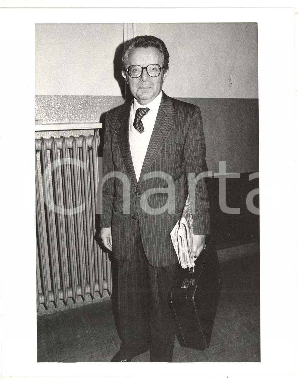 1985 ca MILANO Ritratto di Luigi VENEGONI - Fotografia 20x25 cm (3) Fotografia d'epoca. CONDIZIONI: GFORMATO: 20x25 cm     originale e autentica 1