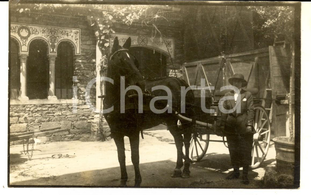 1930 ca MILANO Viale Romagna - Fattoria VOLONTE' - Proprietaria con calesse FOTO Rara fotografia d'epoca, scattata all'interno della fattoria del costruttore Luigi Volont&egrave;, situata nell'attuale viale Romagna (angolo viale Sidoli) e successivamente abbattuta. CONDIZIONI: GFORMATO: 14x9 cm      originale e autentica 1