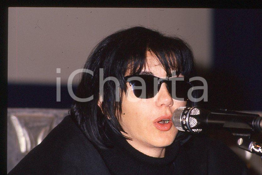 1995 ca ITALIA MUSICA Marina FIORDALISO - 35mm vintage slide (9) Diapositiva d'epoca, in formato 35 mm.CONDIZIONI: GOODE' severamente vietata la riproduzione. Tutti i diritti sono riservati.Nella diapositiva ICharta mette in vendita, sul negozio eBay e in esclusiva sul sito "icharta" il proprio archivio composto da numerose diapositive e negativi fotografici d'epoca, tutti originali e autentici, che attraversano la storia del costume italiano tra gli la fine degli anni Sessanta e Novanta.Si tratta di uno sguardo inedito sull'attualità , la politica, la vita quotidiana, il gossip e la cultura, che fotografa il cambiamento della nazione in quest'ultimo scorcio del XX secolo. Un'occasione unica per il mercato del collezionismo, che vede finalmente disponibile un archivio eccezionale per vastità , tematiche e condizioni, in un settore (il negativo fotografico e la diapositiva) di assoluta novità e dalle interessanti prospettive di investimento.   GOOD/buono   originale e autentica 1