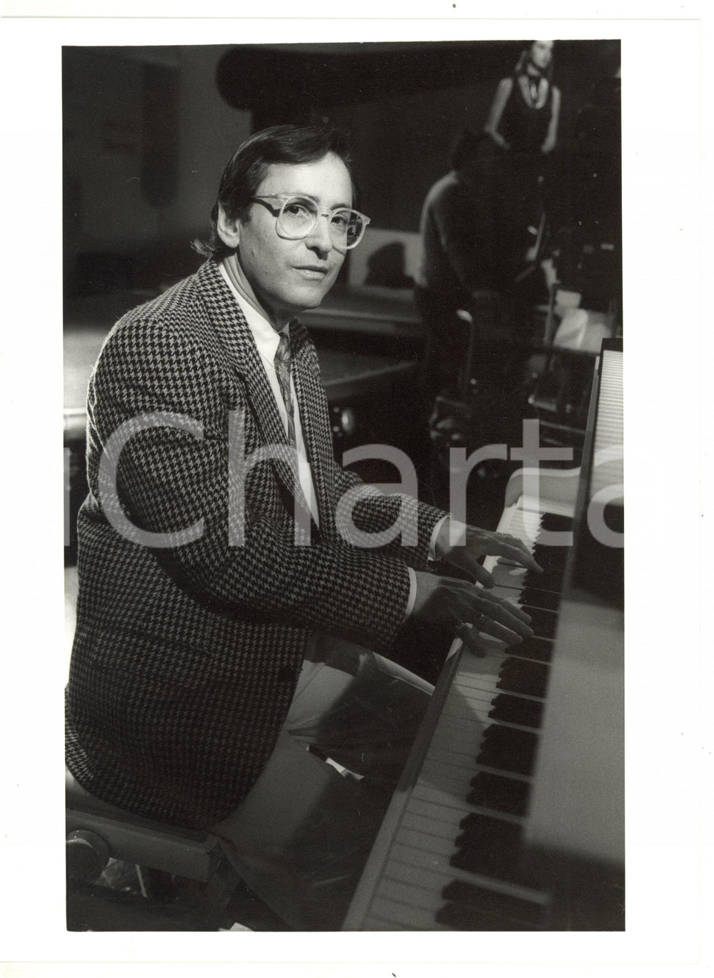 1985 ca COSTUME Ritratto di Stephen SCHLAKS al pianoforte *Foto VINTAGE 18x24 Fotografia di agenzia. CONDIZIONI: GFORMATO: 18x24 cm     originale e autentica 1