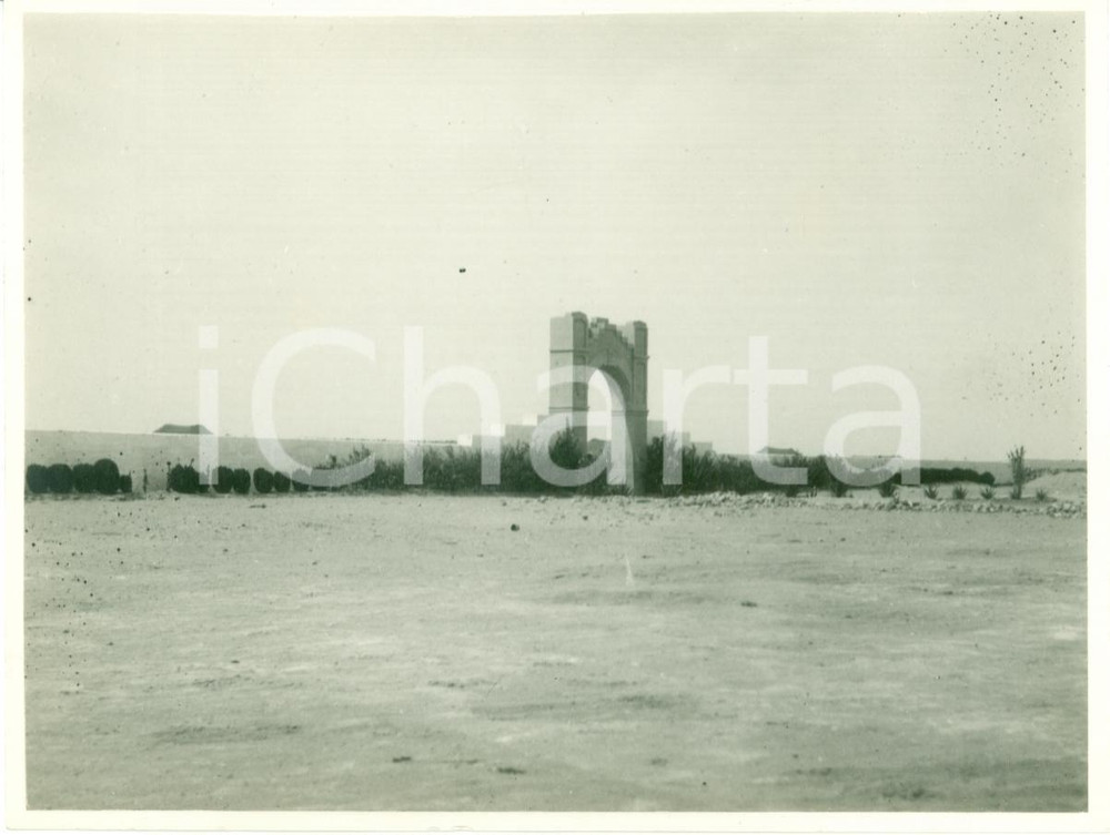 Fotografia d epoca originale 1932 AGEDABIA LIBIA Arco e recinto d ingresso al campo bambini FOTOGRAFIA 1