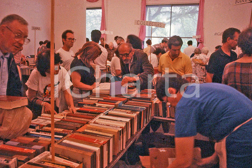 1980 LEE BALTERMAN Used book market in CHICAGO *35mm vintage slide LEE BALTERMAN original slideDiapositiva originale, in formato 35 mm.Per i diritti rivolgersi a ICharta.ICharta mette in vendita, sul negozio eBay e in esclusiva sul sito "icharta" il proprio archivio composto da numerose diapositive e negativi fotografici d'epoca, tutti originali e autentici.Si tratta di uno sguardo inedito sull'attualità, la politica, la vita quotidiana, il gossip e la cultura, che fotografa il cambiamento della nazione (e non solo) tra il 1890 ed il 1990 circa. Un'occasione unica per il mercato del collezionismo, che vede finalmente disponibile un archivio eccezionale per vastità, tematiche e condizioni, in un settore (il negativo fotografico e la diapositiva) di assoluta novità e dalle interessanti prospettive di investimento.  FAIR/discreto Lievissima piegatura al cartoncino di contenimeto della pellicola FORMATO: 35mm originale e autentica 1