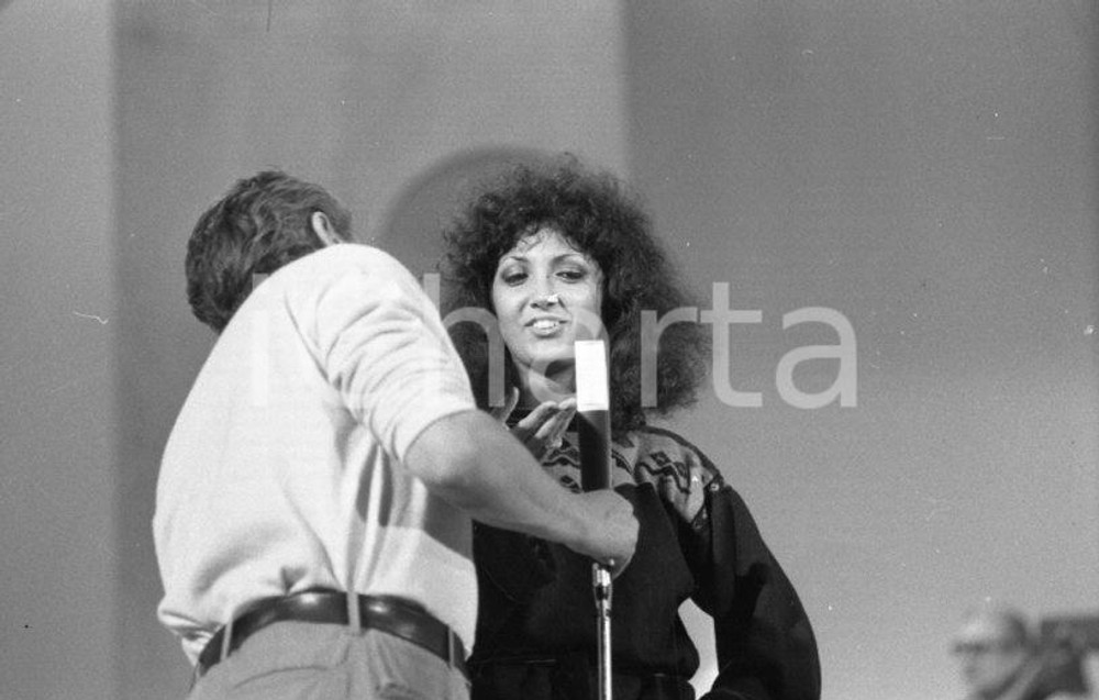 1974 VENEZIA Mostra musica leggera Marcella BELLA alle prove NEGATIVO ORIG. 1 Negativo originale in bianco e nero su pellicola.  E' SEVERAMENTE VIETATA LA RIPRODUZIONE.TUTTI I DIRITTI SONO RISERVATI.ICharta mette in vendita, sul negozio eBay e in esclusiva sul sito "icharta" il proprio archivio composto da numerose diapositive e negativi fotografici d'epoca, tutti originali e autentici.Si tratta di uno sguardo inedito sull'attualità, la politica, la vita quotidiana, il gossip e la cultura, che fotografa il cambiamento della nazione (e non solo) tra il 1890 ed il 1990 circa. Un'occasione unica per il mercato del collezionismo, che vede finalmente disponibile un archivio eccezionale per vastità, tematiche e condizioni, in un settore (il negativo fotografico e la diapositiva) di assoluta novità e dalle interessanti prospettive di investimento. CONDIZIONI:FAIR/discretoFORMATO: 35mm originale e autentica 1