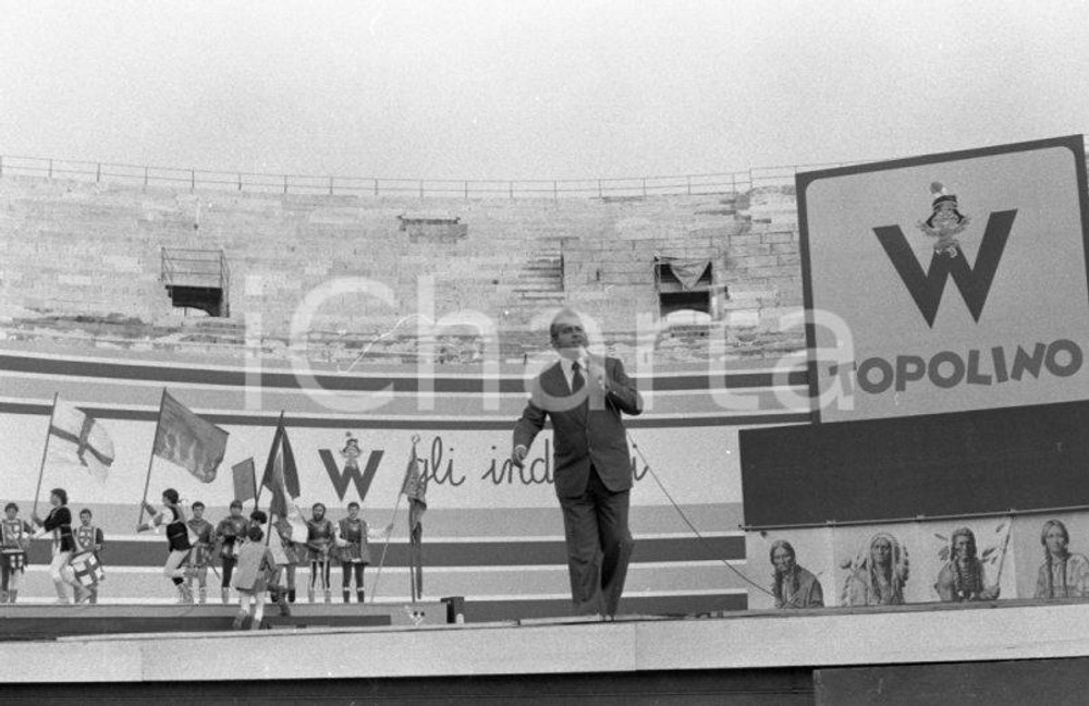 1970 ca VERONA all'Arena il Circo Topolino Vittorio SALVETTI NEGATIVO ORIGINALE Negativo originale in bianco e nero su pellicola.  E' SEVERAMENTE VIETATA LA RIPRODUZIONE.TUTTI I DIRITTI SONO RISERVATI.ICharta mette in vendita, sul negozio eBay e in esclusiva sul sito "icharta" il proprio archivio composto da numerose diapositive e negativi fotografici d'epoca, tutti originali e autentici.Si tratta di uno sguardo inedito sull'attualità, la politica, la vita quotidiana, il gossip e la cultura, che fotografa il cambiamento della nazione (e non solo) tra il 1890 ed il 1990 circa. Un'occasione unica per il mercato del collezionismo, che vede finalmente disponibile un archivio eccezionale per vastità, tematiche e condizioni, in un settore (il negativo fotografico e la diapositiva) di assoluta novità e dalle interessanti prospettive di investimento. CONDIZIONI:FAIR/discretoFORMATO: 35mm originale e autentica 1