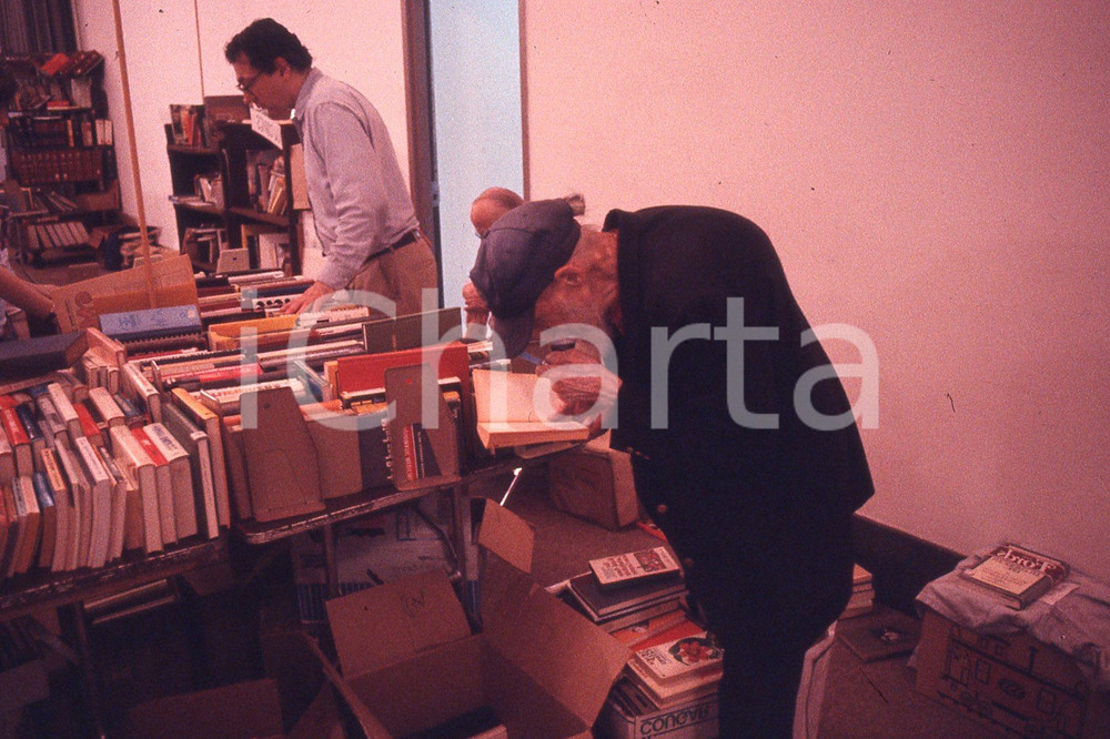 1980 LEE BALTERMAN Used book market in CHICAGO *35mm vintage slide 4 LEE BALTERMAN original slideDiapositiva originale, in formato 35 mm.Per i diritti rivolgersi a ICharta.ICharta mette in vendita, sul negozio eBay e in esclusiva sul sito "icharta" il proprio archivio composto da numerose diapositive e negativi fotografici d'epoca, tutti originali e autentici.Si tratta di uno sguardo inedito sull'attualità, la politica, la vita quotidiana, il gossip e la cultura, che fotografa il cambiamento della nazione (e non solo) tra il 1890 ed il 1990 circa. Un'occasione unica per il mercato del collezionismo, che vede finalmente disponibile un archivio eccezionale per vastità, tematiche e condizioni, in un settore (il negativo fotografico e la diapositiva) di assoluta novità e dalle interessanti prospettive di investimento.  FAIR/discreto  FORMATO: 35mm originale e autentica 1