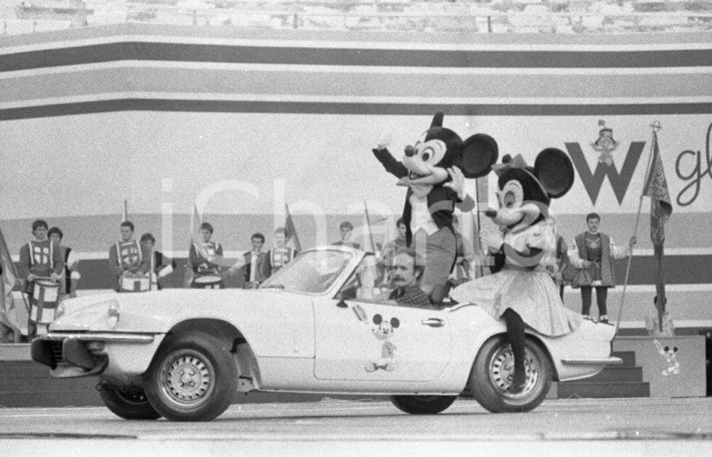 1970 ca Arena di VERONA l'arrivo di Topolino e Minnie  NEGATIVO ORIGINALE Negativo originale in bianco e nero su pellicola.  E' SEVERAMENTE VIETATA LA RIPRODUZIONE.TUTTI I DIRITTI SONO RISERVATI.ICharta mette in vendita, sul negozio eBay e in esclusiva sul sito "icharta" il proprio archivio composto da numerose diapositive e negativi fotografici d'epoca, tutti originali e autentici.Si tratta di uno sguardo inedito sull'attualità, la politica, la vita quotidiana, il gossip e la cultura, che fotografa il cambiamento della nazione (e non solo) tra il 1890 ed il 1990 circa. Un'occasione unica per il mercato del collezionismo, che vede finalmente disponibile un archivio eccezionale per vastità, tematiche e condizioni, in un settore (il negativo fotografico e la diapositiva) di assoluta novità e dalle interessanti prospettive di investimento. CONDIZIONI:FAIR/discretoFORMATO: 35mm originale e autentica 1