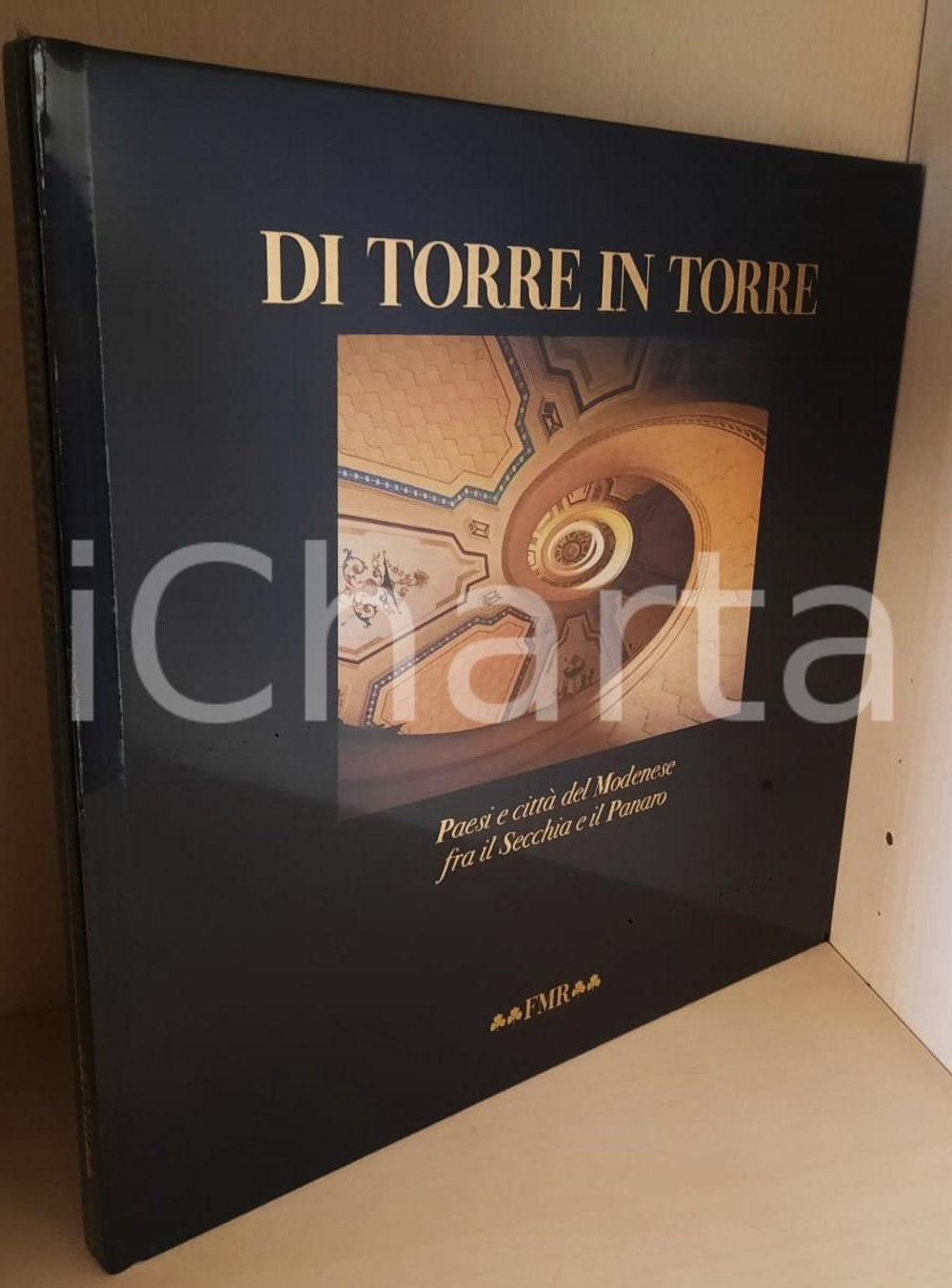 2005 Provincia di MODENA - Di torre in torre - FMR Franco Maria Ricci Editore Legatura editoriale in seta nera con illustrazione applicata. Cofanetto rigido.Titolo completo: "Di torre in torre. Paesi e città del Modenese tra il Secchia e il Panaro".Introduzione di Vittorio Sgarbi. Testo di Valeria Tassinari. Fotografie di Luciano Romano.Volume intonso, nel cellophane originale.COLLANA: Grand TourEDITORE: Franco Maria Ricci Editore PAGINE: 131 GOOD/buono lievi tracce d'uso FORMATO: 30x30 cm (volume); 32x32 cm (cofanetto) originale e autentica 1