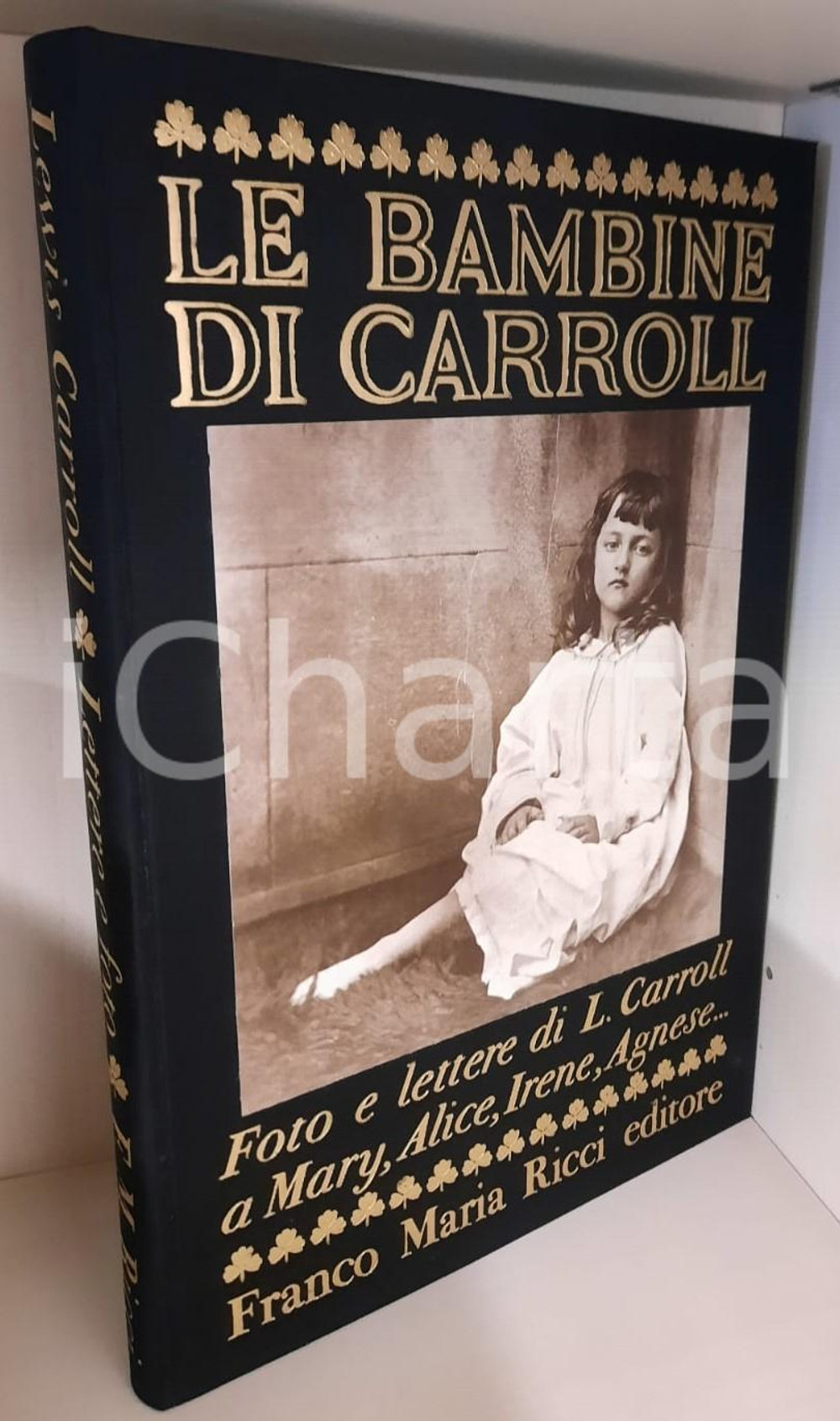 1974 Le bambine di Carroll - Foto e lettere - FMR Franco Maria Ricci Editore Legatura editoriale in seta nera con illustrazione applicata. Cofanetto rigido.Tiratura limitata in 3000 esemplari numerati; il presente è il n° 1638.COLLANA: I segni dell'uomoEDITORE: Franco Maria Ricci Editore PAGINE: 184 GOOD/buono lievi tracce d'uso FORMATO: 23x35 cm (volume); 25x37 cm (cofanetto) originale e autentica 1