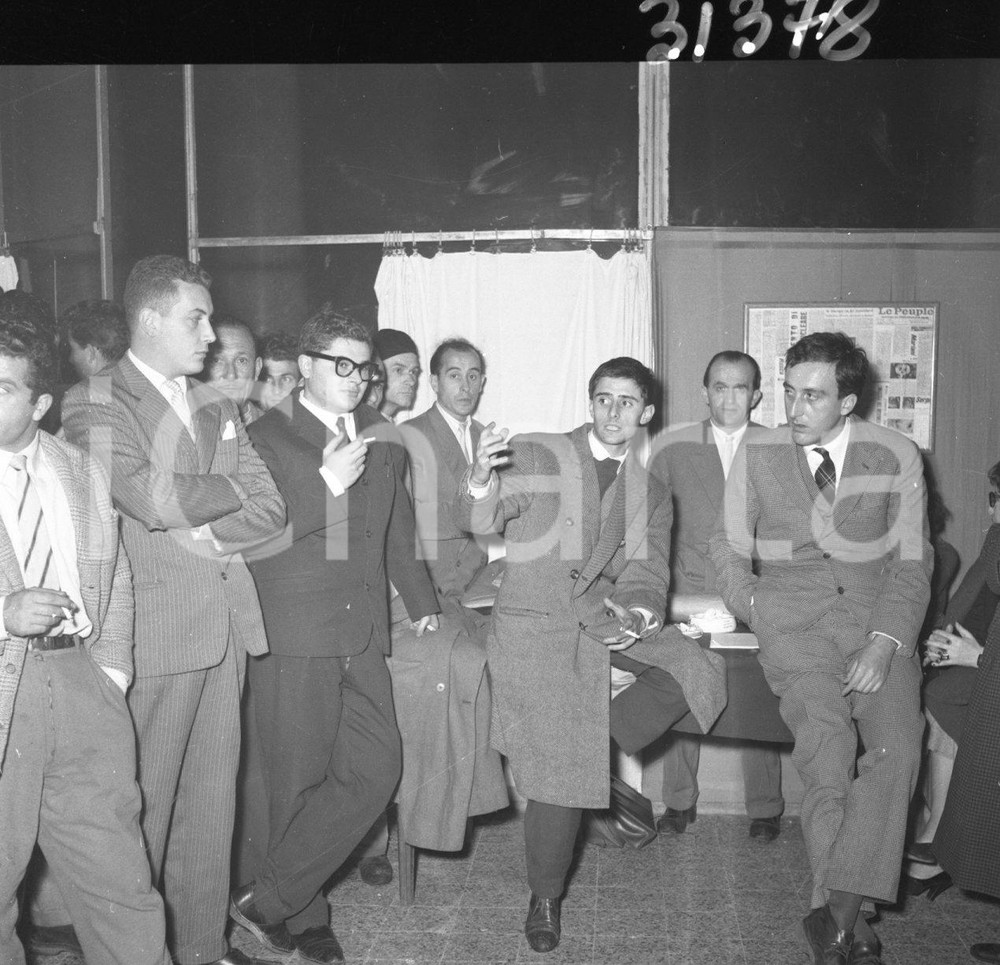 Fotografia d epoca originale 1953 BRESCIA ENRICO BAJ e artisti MOVIMENTO ARTE NUCLEARE NEGATIVO ORIGINALE 1