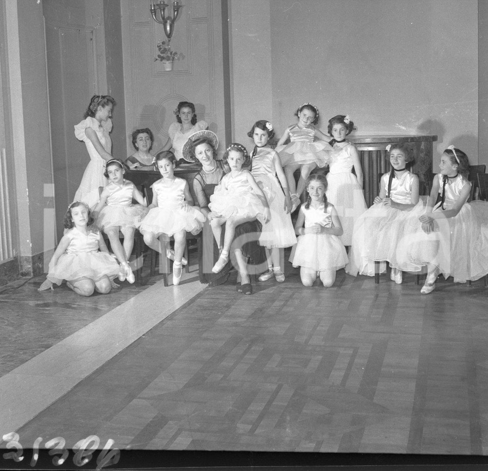 1953 BRESCIA Teatro Grande saggio scuola ballo Rochmania NEGATIVO ORIGINALE 5 Negativo originale in bianco e nero su pellicola.  E' SEVERAMENTE VIETATA LA RIPRODUZIONE.TUTTI I DIRITTI SONO RISERVATI.ICharta mette in vendita, sul negozio eBay e in esclusiva sul sito "icharta" il proprio archivio composto da numerose diapositive e negativi fotografici d'epoca, tutti originali e autentici.Si tratta di uno sguardo inedito sull'attualità, la politica, la vita quotidiana, il gossip e la cultura, che fotografa il cambiamento della nazione (e non solo) tra il 1890 ed il 1990 circa. Un'occasione unica per il mercato del collezionismo, che vede finalmente disponibile un archivio eccezionale per vastità, tematiche e condizioni, in un settore (il negativo fotografico e la diapositiva) di assoluta novità e dalle interessanti prospettive di investimento. CONDIZIONI:FAIR/discretoFORMATO: cm 6 x 6 originale e autentica 1
