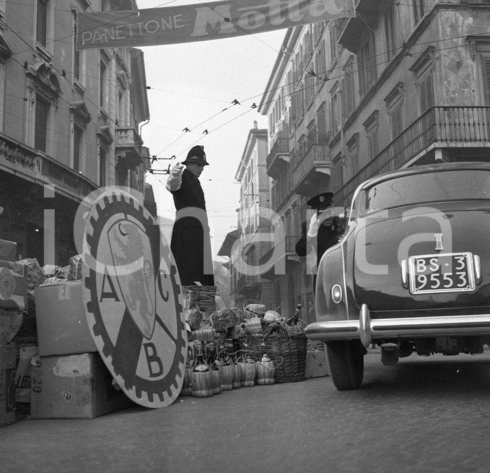 1952 BRESCIA Tradizionale Befana dei Vigili NEGATIVO ORIGINALE 7 Negativo originale in bianco e nero su pellicola.  E' SEVERAMENTE VIETATA LA RIPRODUZIONE.TUTTI I DIRITTI SONO RISERVATI.ICharta mette in vendita, sul negozio eBay e in esclusiva sul sito "icharta" il proprio archivio composto da numerose diapositive e negativi fotografici d'epoca, tutti originali e autentici.Si tratta di uno sguardo inedito sull'attualità, la politica, la vita quotidiana, il gossip e la cultura, che fotografa il cambiamento della nazione (e non solo) tra il 1890 ed il 1990 circa. Un'occasione unica per il mercato del collezionismo, che vede finalmente disponibile un archivio eccezionale per vastità, tematiche e condizioni, in un settore (il negativo fotografico e la diapositiva) di assoluta novità e dalle interessanti prospettive di investimento. CONDIZIONI:FAIR/discretoFORMATO: cm 6 x 6 originale e autentica 1