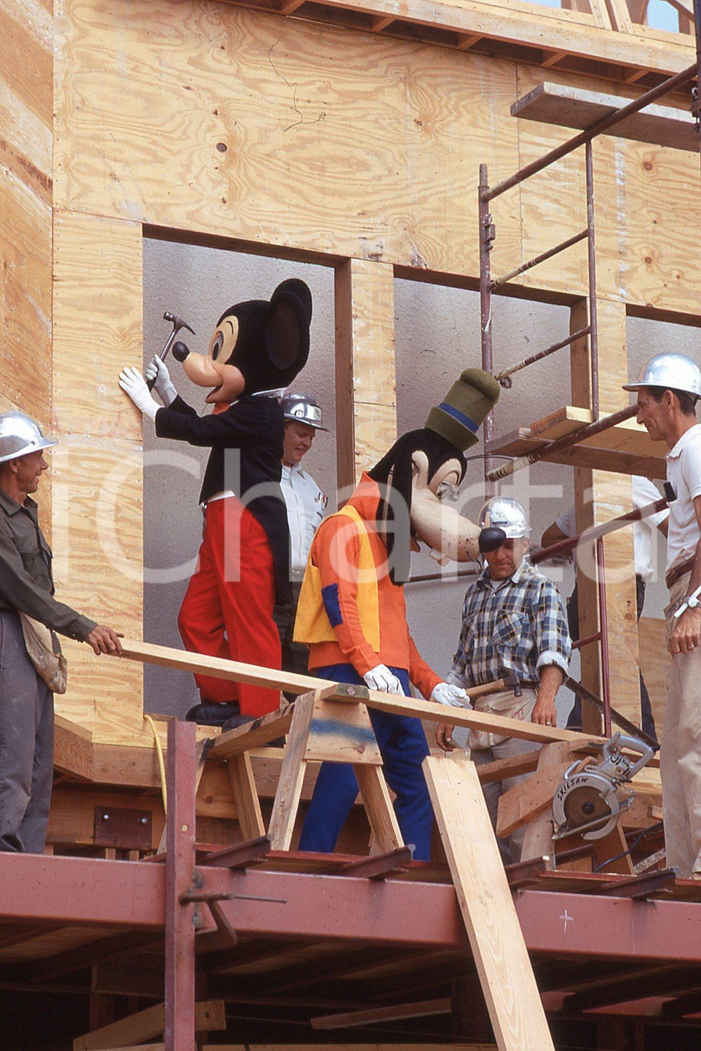 1980 LEE BALTERMAN  Pippo & Pluto carpenters in Chicago *35mm vintage slide LEE BALTERMAN original slideDiapositiva originale, in formato 35 mm.Per i diritti rivolgersi a ICharta.ICharta mette in vendita, sul negozio eBay e in esclusiva sul sito "icharta" il proprio archivio composto da numerose diapositive e negativi fotografici d'epoca, tutti originali e autentici.Si tratta di uno sguardo inedito sull'attualità, la politica, la vita quotidiana, il gossip e la cultura, che fotografa il cambiamento della nazione (e non solo) tra il 1890 ed il 1990 circa. Un'occasione unica per il mercato del collezionismo, che vede finalmente disponibile un archivio eccezionale per vastità, tematiche e condizioni, in un settore (il negativo fotografico e la diapositiva) di assoluta novità e dalle interessanti prospettive di investimento.  FAIR/discreto  FORMATO: 35mm originale e autentica 1