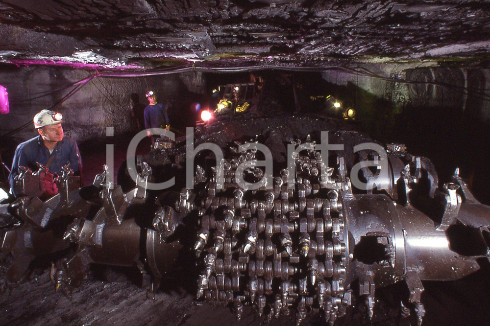 1980 LEE BALTERMAN Underground workers in Chicago *35mm vintage slide LEE BALTERMAN original slideDiapositiva originale, in formato 35 mm.Per i diritti rivolgersi a ICharta.ICharta mette in vendita, sul negozio eBay e in esclusiva sul sito "icharta" il proprio archivio composto da numerose diapositive e negativi fotografici d'epoca, tutti originali e autentici.Si tratta di uno sguardo inedito sull'attualità, la politica, la vita quotidiana, il gossip e la cultura, che fotografa il cambiamento della nazione (e non solo) tra il 1890 ed il 1990 circa. Un'occasione unica per il mercato del collezionismo, che vede finalmente disponibile un archivio eccezionale per vastità, tematiche e condizioni, in un settore (il negativo fotografico e la diapositiva) di assoluta novità e dalle interessanti prospettive di investimento.  FAIR/discreto  FORMATO: 35mm originale e autentica 1