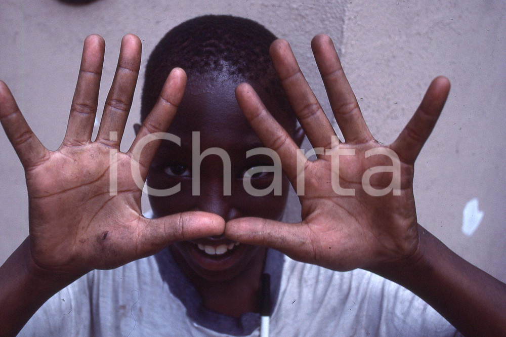 1987 LEE BALTERMAN Portraits of Chicago people *35mm vintage slide LEE BALTERMAN original slideDiapositiva originale, in formato 35 mm.Per i diritti rivolgersi a ICharta.ICharta mette in vendita, sul negozio eBay e in esclusiva sul sito "icharta" il proprio archivio composto da numerose diapositive e negativi fotografici d'epoca, tutti originali e autentici.Si tratta di uno sguardo inedito sull'attualità, la politica, la vita quotidiana, il gossip e la cultura, che fotografa il cambiamento della nazione (e non solo) tra il 1890 ed il 1990 circa. Un'occasione unica per il mercato del collezionismo, che vede finalmente disponibile un archivio eccezionale per vastità, tematiche e condizioni, in un settore (il negativo fotografico e la diapositiva) di assoluta novità e dalle interessanti prospettive di investimento.  FAIR/discreto  FORMATO: 35mm originale e autentica 1