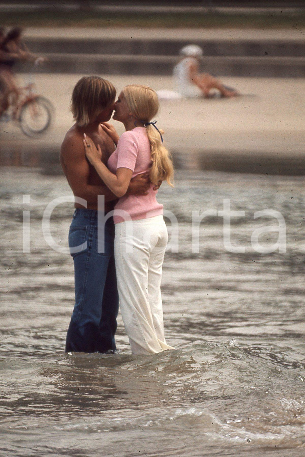1985 LEE BALTERMAN (Unsigned) In love in Chicago *35mm vintage slide LEE BALTERMAN (unsigned) original slideDiapositiva originale, in formato 35 mm.Per i diritti rivolgersi a ICharta.ICharta mette in vendita, sul negozio eBay e in esclusiva sul sito "icharta" il proprio archivio composto da numerose diapositive e negativi fotografici d'epoca, tutti originali e autentici.Si tratta di uno sguardo inedito sull'attualità, la politica, la vita quotidiana, il gossip e la cultura, che fotografa il cambiamento della nazione (e non solo) tra il 1890 ed il 1990 circa. Un'occasione unica per il mercato del collezionismo, che vede finalmente disponibile un archivio eccezionale per vastità, tematiche e condizioni, in un settore (il negativo fotografico e la diapositiva) di assoluta novità e dalle interessanti prospettive di investimento.  FAIR/discreto  FORMATO: 35mm originale e autentica 1