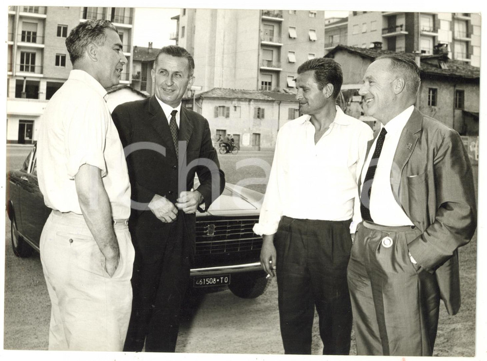 1962 TORINO ? CALCIO Paulo AMARAL nuovo allenatore della JUVENTUS Foto Fotografia d'epoca, con didascalia coeva al verso.Nella fotografia &egrave; riconoscibile anche Giampiero Boniperti. CONDIZIONI: G (ma minima sovraimpressione del timbro)FORMATO: 18x13 cm     originale e autentica 1