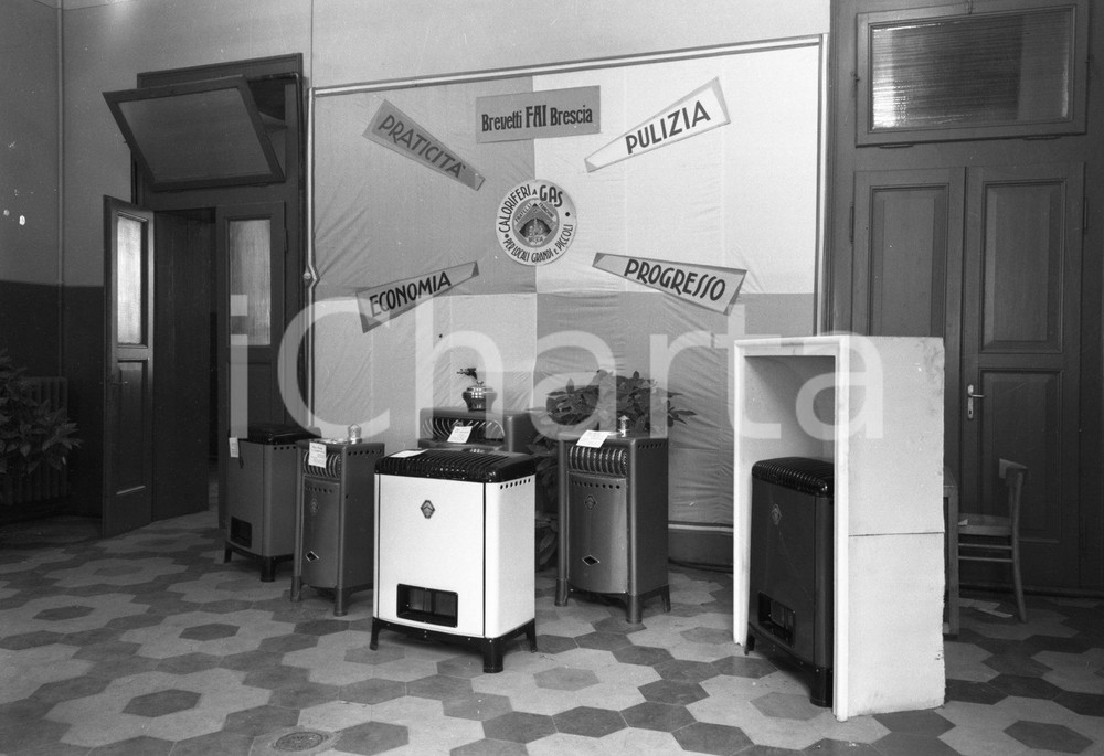 1953 BRESCIA Mostra Metano apparecchi Franchini NEGATIVO ORIGINALE 1 Negativo originale in bianco e nero su pellicola.  E' SEVERAMENTE VIETATA LA RIPRODUZIONE.TUTTI I DIRITTI SONO RISERVATI.ICharta mette in vendita, sul negozio eBay e in esclusiva sul sito "icharta" il proprio archivio composto da numerose diapositive e negativi fotografici d'epoca, tutti originali e autentici.Si tratta di uno sguardo inedito sull'attualità, la politica, la vita quotidiana, il gossip e la cultura, che fotografa il cambiamento della nazione (e non solo) tra il 1890 ed il 1990 circa. Un'occasione unica per il mercato del collezionismo, che vede finalmente disponibile un archivio eccezionale per vastità, tematiche e condizioni, in un settore (il negativo fotografico e la diapositiva) di assoluta novità e dalle interessanti prospettive di investimento. CONDIZIONI:FAIR/discretoFORMATO: cm 9 x 6 originale e autentica 1