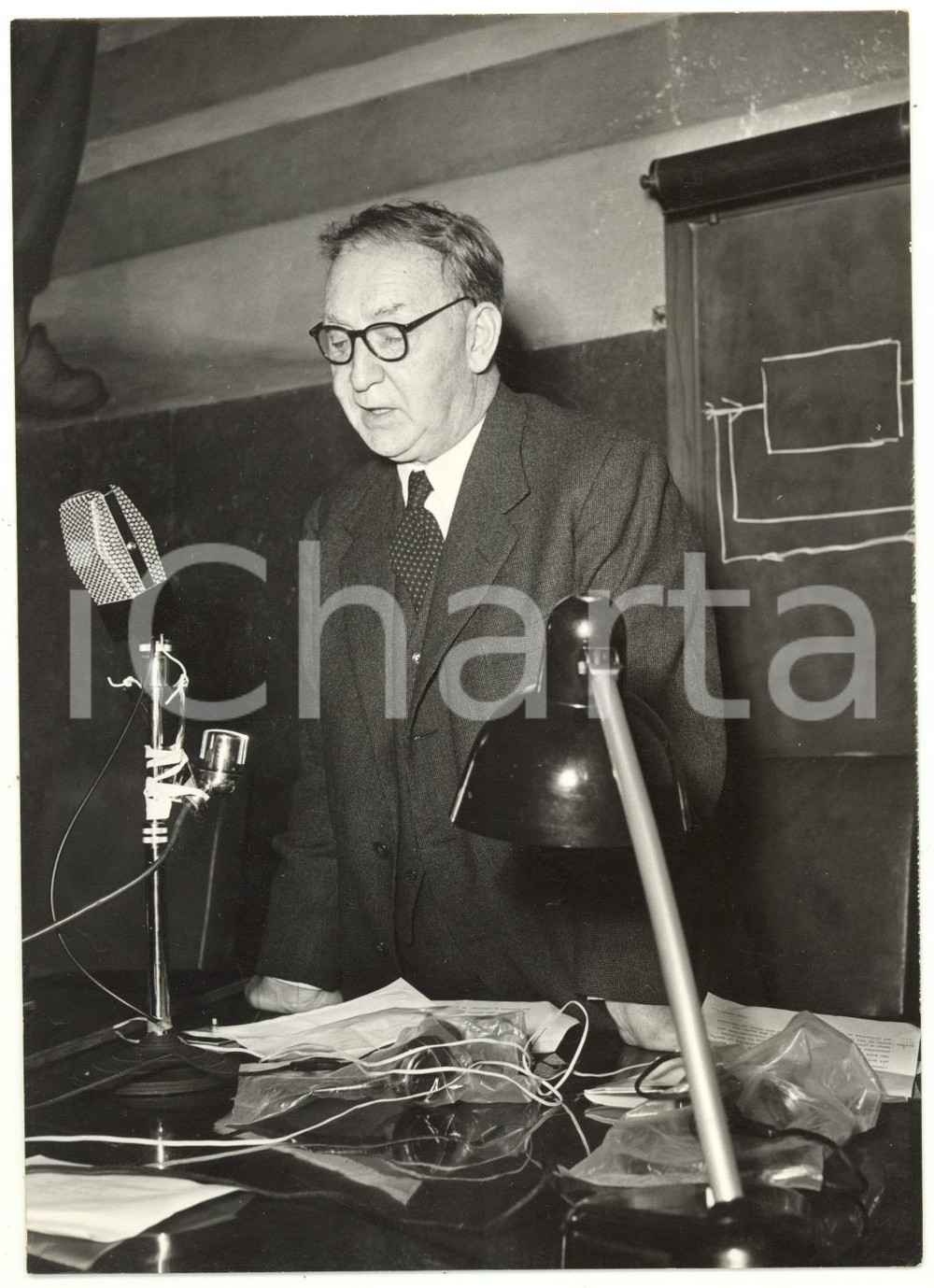 1957 ROMA Conferenza Sir John COCKCROFT sull'energia elettrica nucleare ^Foto Fotografia d'epoca, con didascalia coeva al verso. CONDIZIONI: FAIR (minima sovraimpressione circolare al centro e difetti di stampa)FORMATO: 13x18 cm     originale e autentica 1