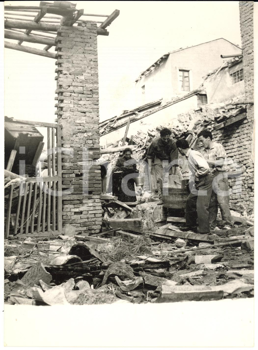 1957 ROBECCO PAVESE Contadini nella casa distrutta dal tornado *Foto 13x18 Fotografia d'epoca con didascalia coeva.  CONDIZIONI: FAIR (sovraimpressione circolare e lieve piegatura)FORMATO: 13x18 cm      originale e autentica 1