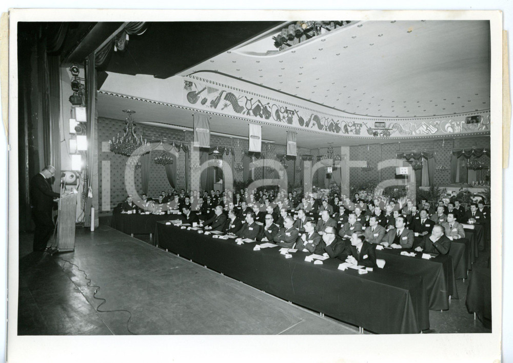1955 ca MILANO Convegno LOCATELLI per il lancio di un nuovo formaggino *Foto Fotografia d'epoca con didascalia coeva al verso. CONDIZIONI: GFORMATO: 18x13 cm      originale e autentica 1