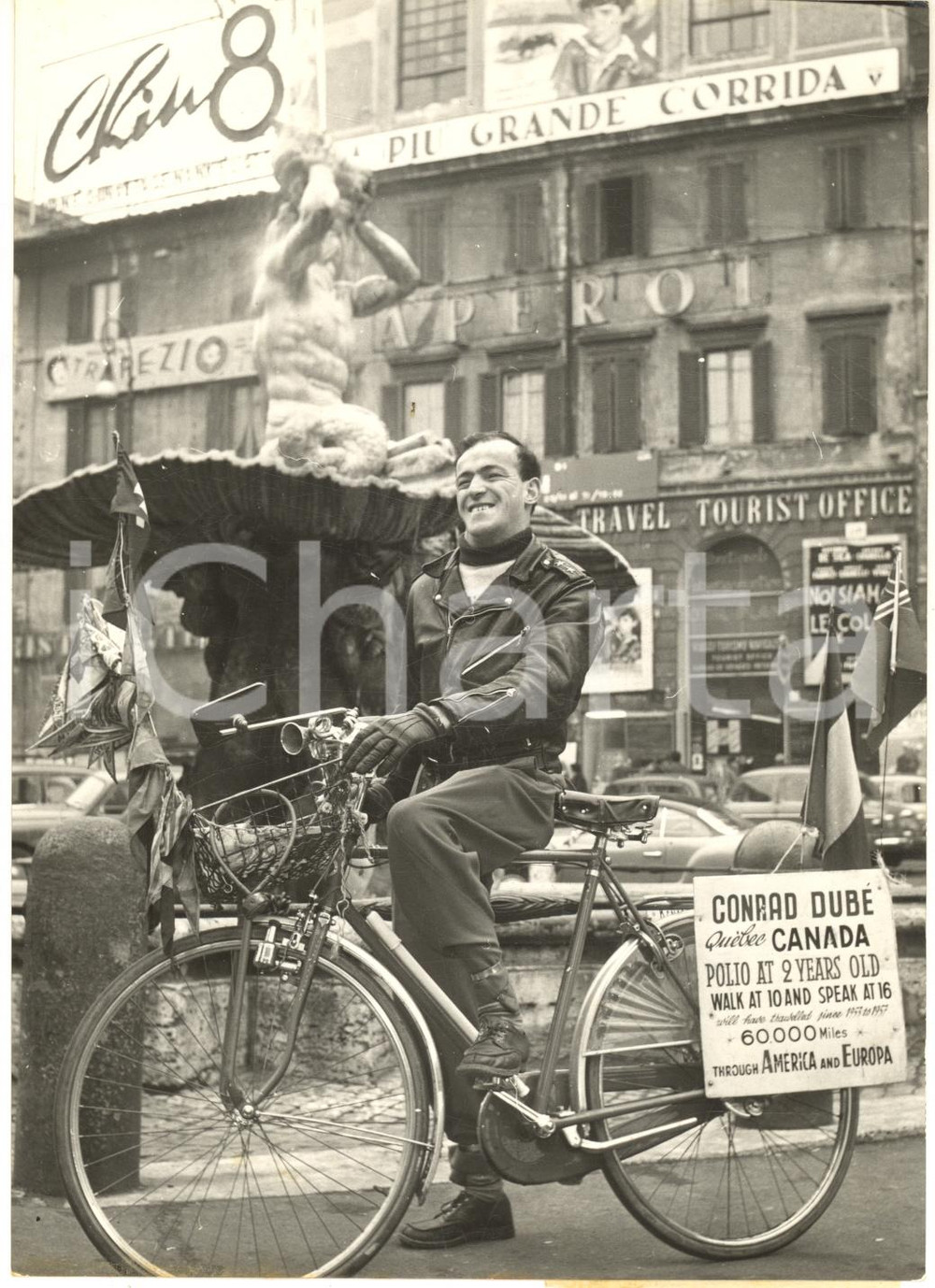 Fotografia d epoca originale 1956 ROMA Poliomielitico Conrad DUBE durante il giro del mondo in bici FOTO 1