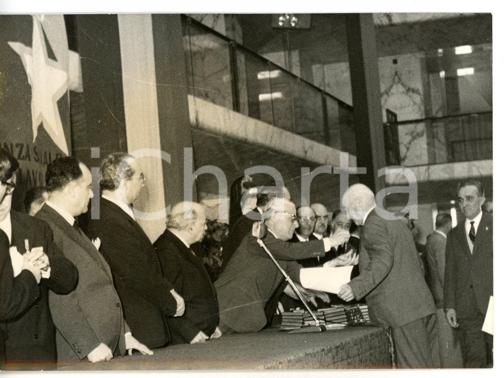 1958 ROMA Presidente Giovanni GRONCHI consegna le Stelle al merito del lavoro Fotografia d'epoca con didascalia coeva al verso. CONDIZIONI: FAIR (bassa qualit&agrave; di stampa)FORMATO: 18x13 cm      originale e autentica 1