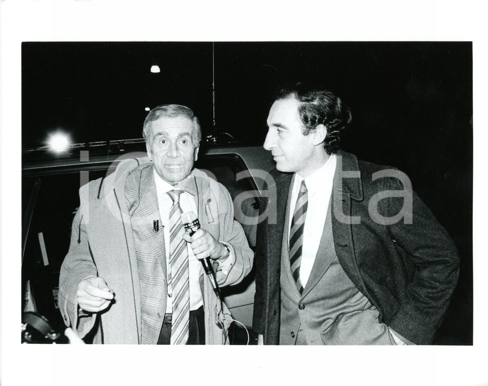 1987 MILANO "PORTOBELLO" Enzo TORTORA Paolo PILLITTERI - Cenacolo Vinciano (1)  Fotografia d'agenzia, scattata in occasione della puntata speciale di "Portobello" presso il Cenacolo Vinciano. CONDIZIONI: G FORMATO: 25x20 cm      originale e autentica 1