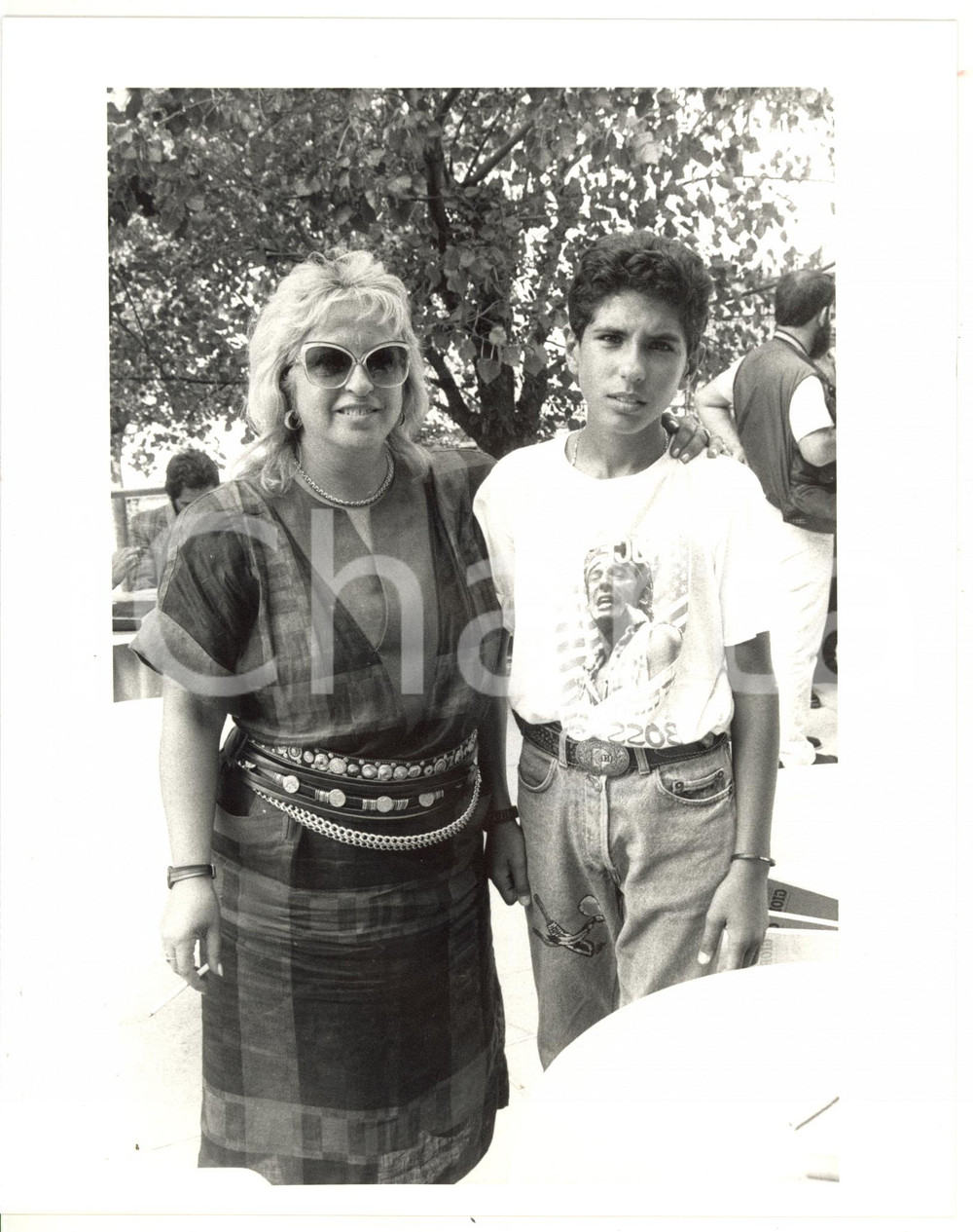 1987 VENEZIA - CINEMA Santo POLIMENO con la madre Gisella - Foto (2) Fotografia d'agenzia, scattata in occasione della prima del film"Un ragazzo di Calabria". CONDIZIONI: GFORMATO: 20x25 cm     originale e autentica 1
