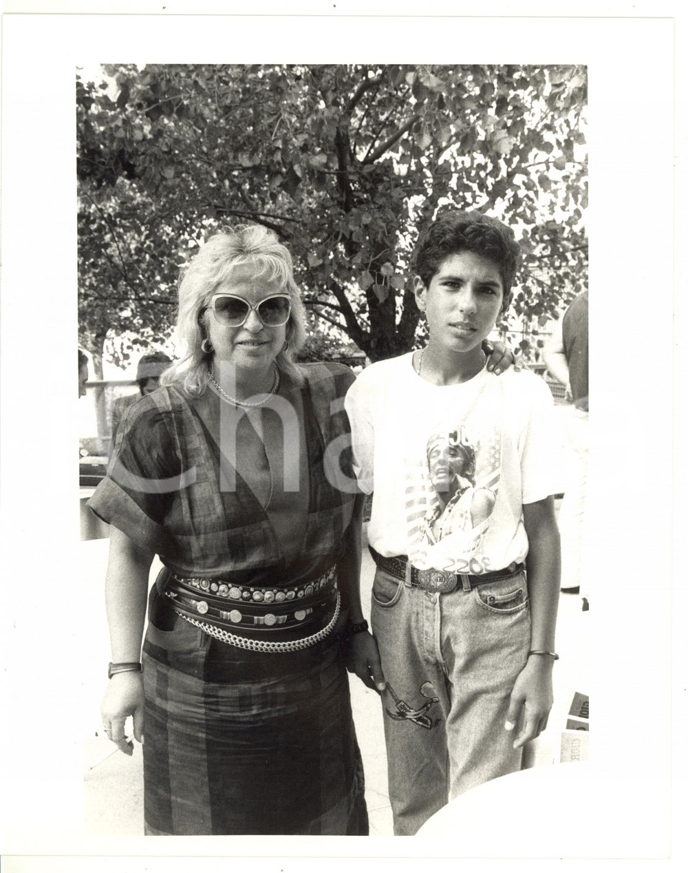 1987 VENEZIA - CINEMA Santo POLIMENO con la madre Gisella - Foto (3) Fotografia d'agenzia, scattata in occasione della prima del film"Un ragazzo di Calabria". CONDIZIONI: GFORMATO: 20x25 cm     originale e autentica 1