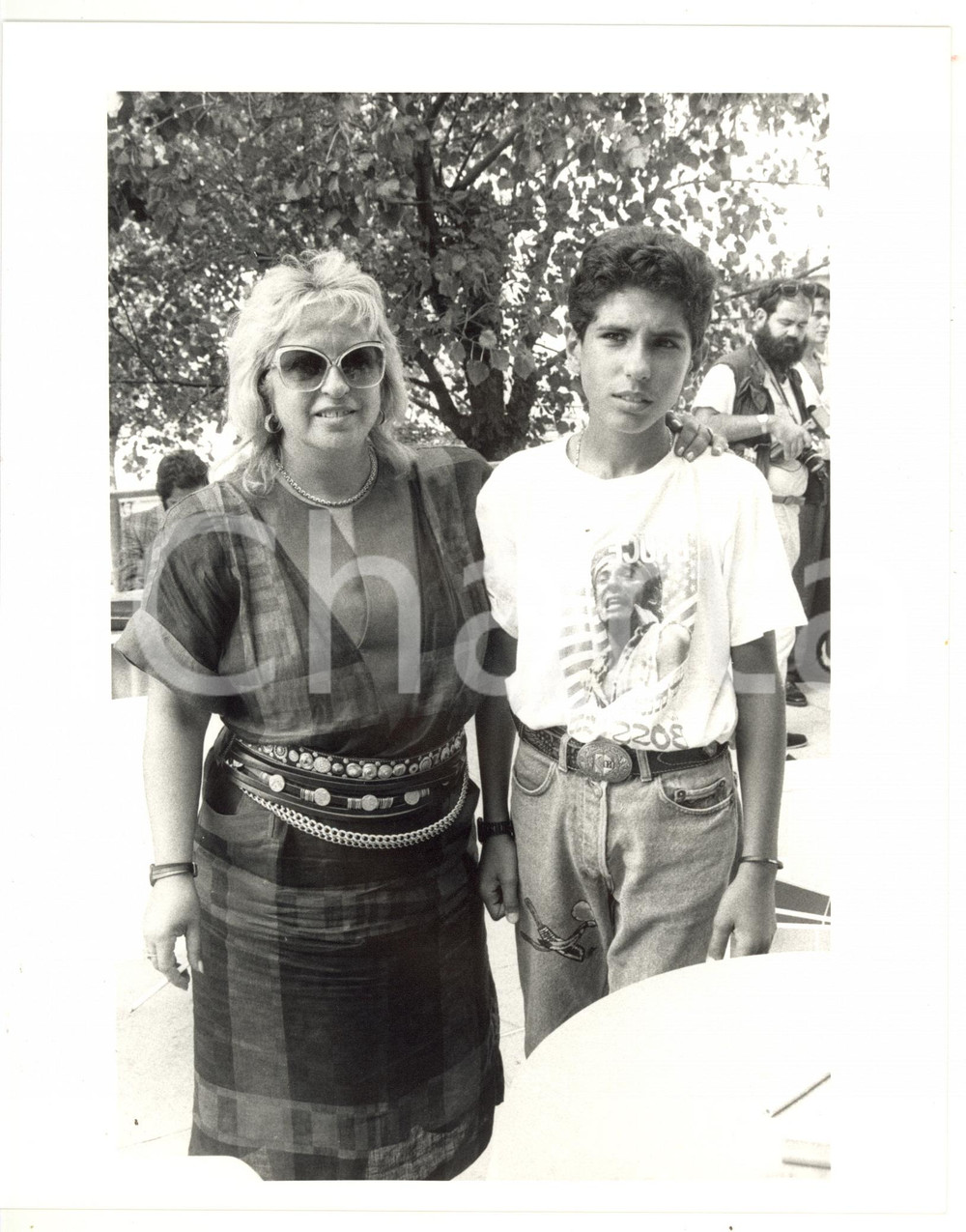 1987 VENEZIA - CINEMA Santo POLIMENO con la madre Gisella - Foto (4) Fotografia d'agenzia, scattata in occasione della prima del film"Un ragazzo di Calabria". CONDIZIONI: GFORMATO: 20x25 cm     originale e autentica 1