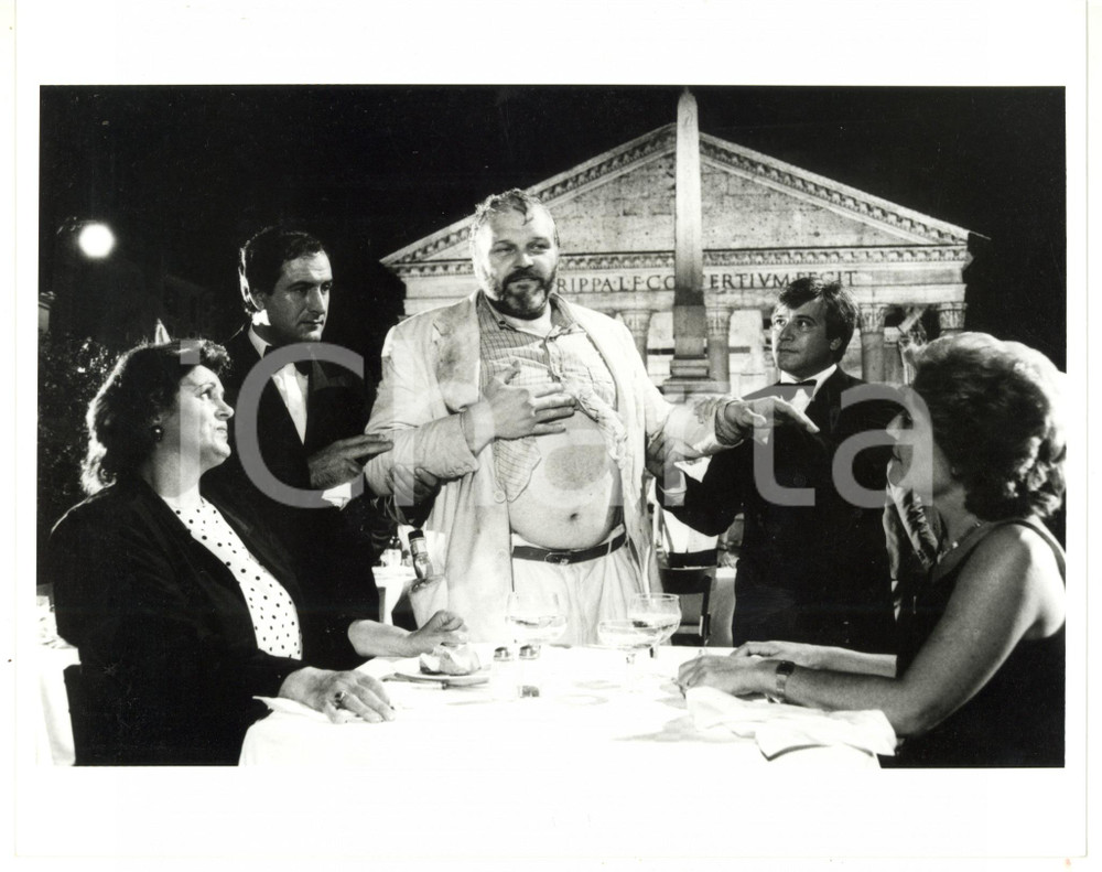 1987 CINEMA - THE BELLY OF AN ARCHITECT Brian DENNEHY al Pantheon - Foto (2) Fotografia di agenzia. CONDIZIONI: G (ma minima ondulazione)FORMATO: 25x20 cm     originale e autentica 1