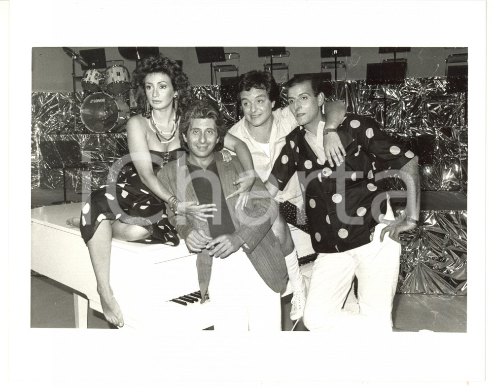 1987 RAI DUE - BELLA D'ESTATE Raul MORALES con il trio comico "La Trappola" Fotografia di agenzia. DESCRIZIONE: la fotografia mostra Raul Morales, Giampaolo Fabrizio, Silvia Nebbia e Carlo ConversiCONDIZIONI: GFORMATO: 25x20 cm     originale e autentica 1